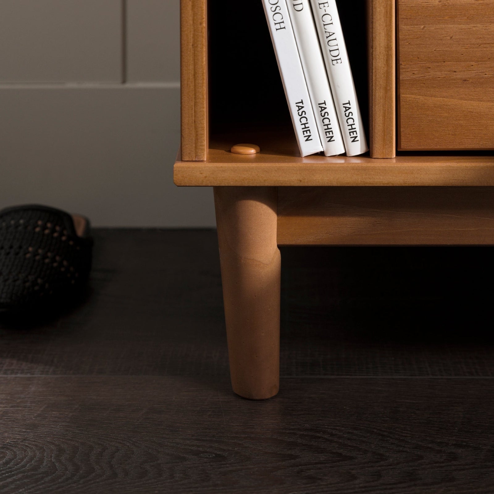 Mesita de noche moderna de madera de mediados de siglo de Lee
