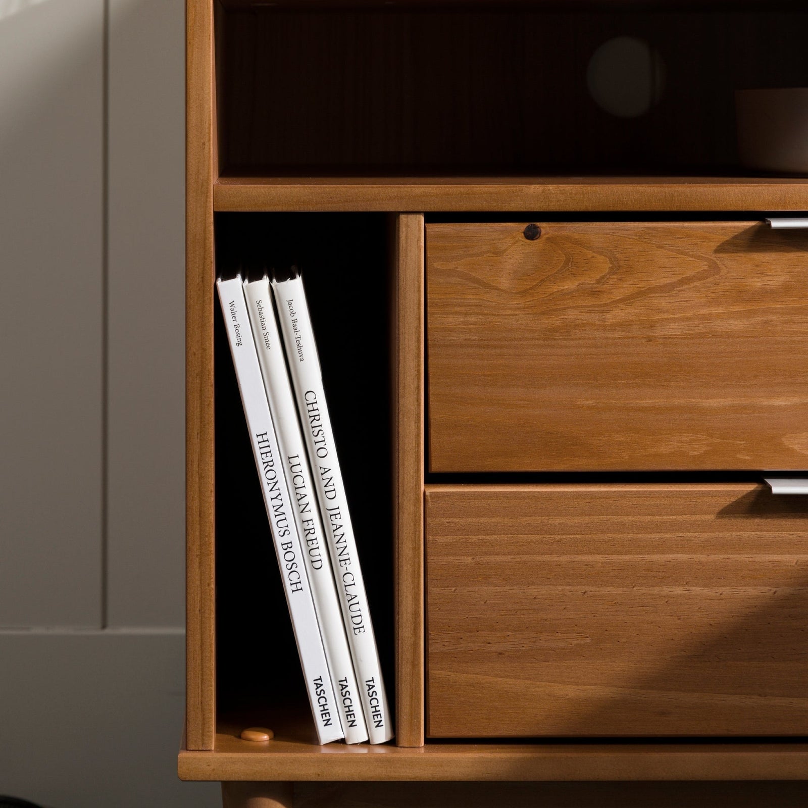 Mesita de noche moderna de madera de mediados de siglo de Lee