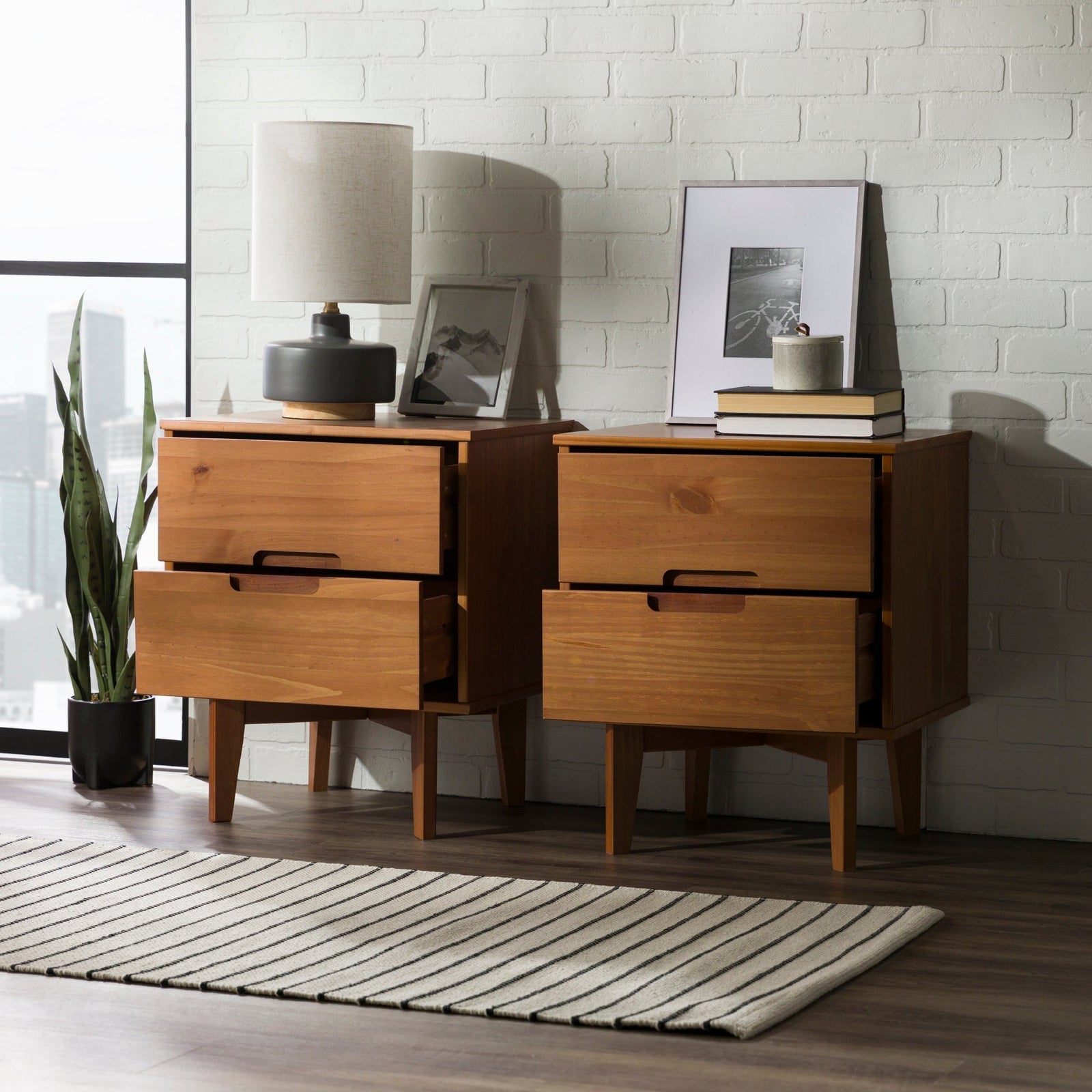 Mesita de noche moderna de madera maciza de mediados de siglo de Sloane