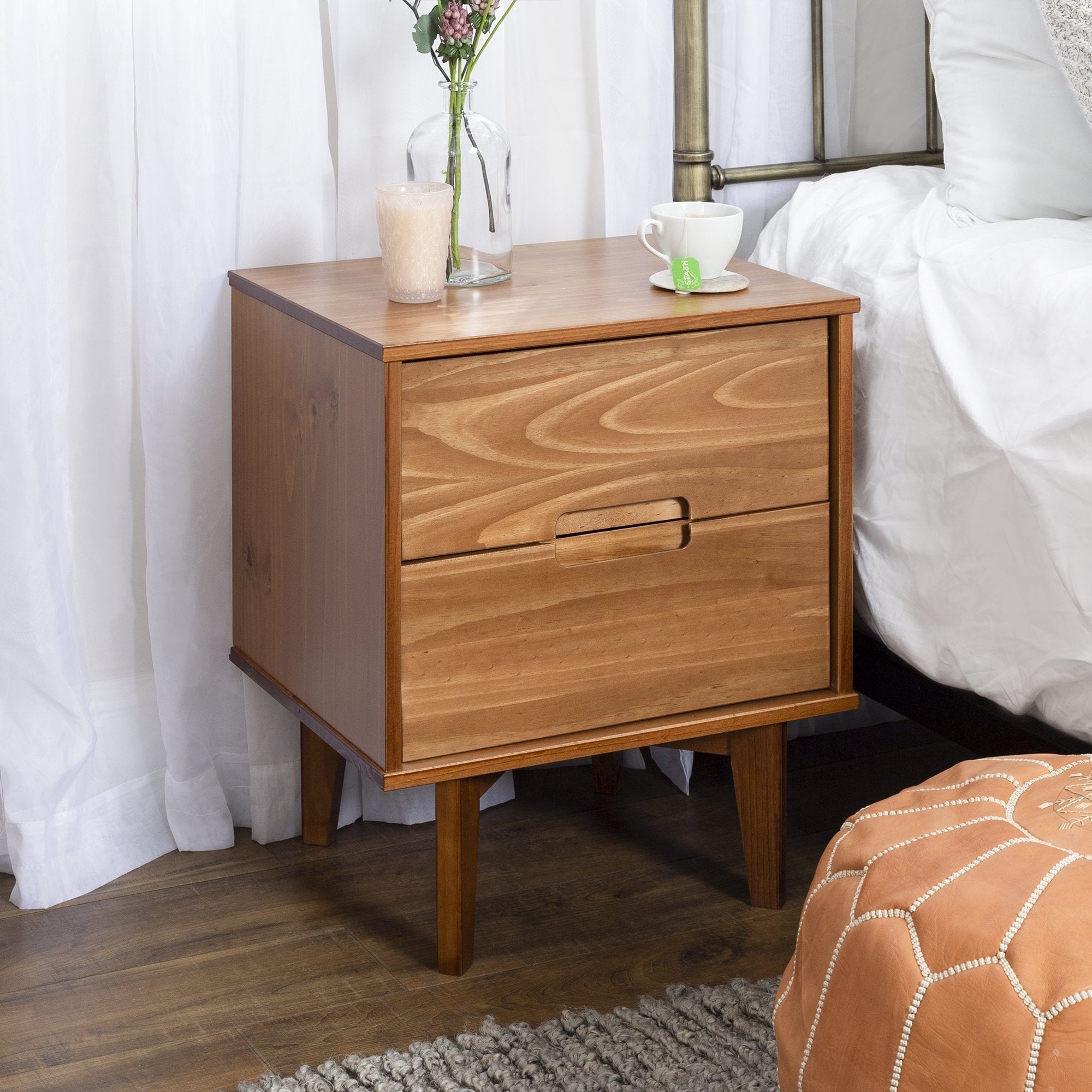 Mesita de noche moderna de madera maciza de mediados de siglo de Sloane
