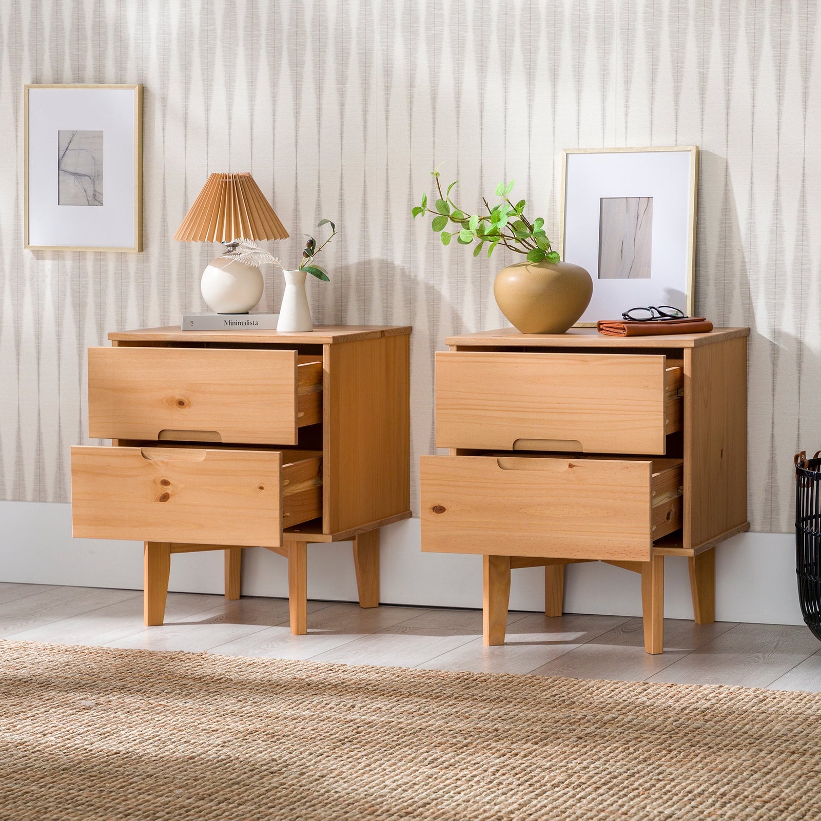 Mesita de noche moderna de madera maciza de mediados de siglo de Sloane