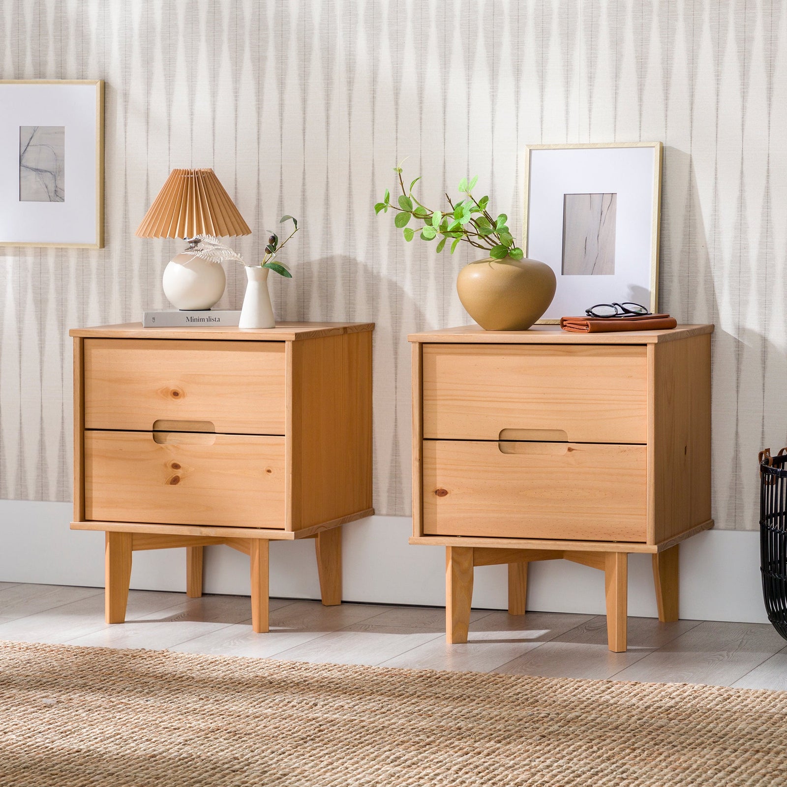 Mesita de noche moderna de madera maciza de mediados de siglo de Sloane