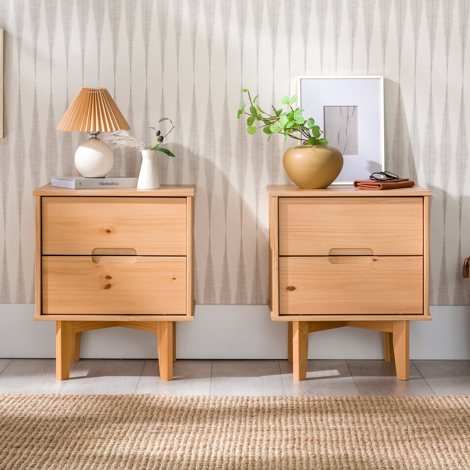 Mesita de noche moderna de madera maciza de mediados de siglo de Sloane