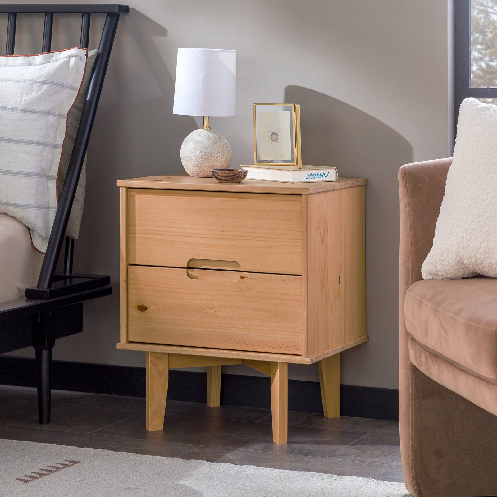 Mesita de noche moderna de madera maciza de mediados de siglo de Sloane