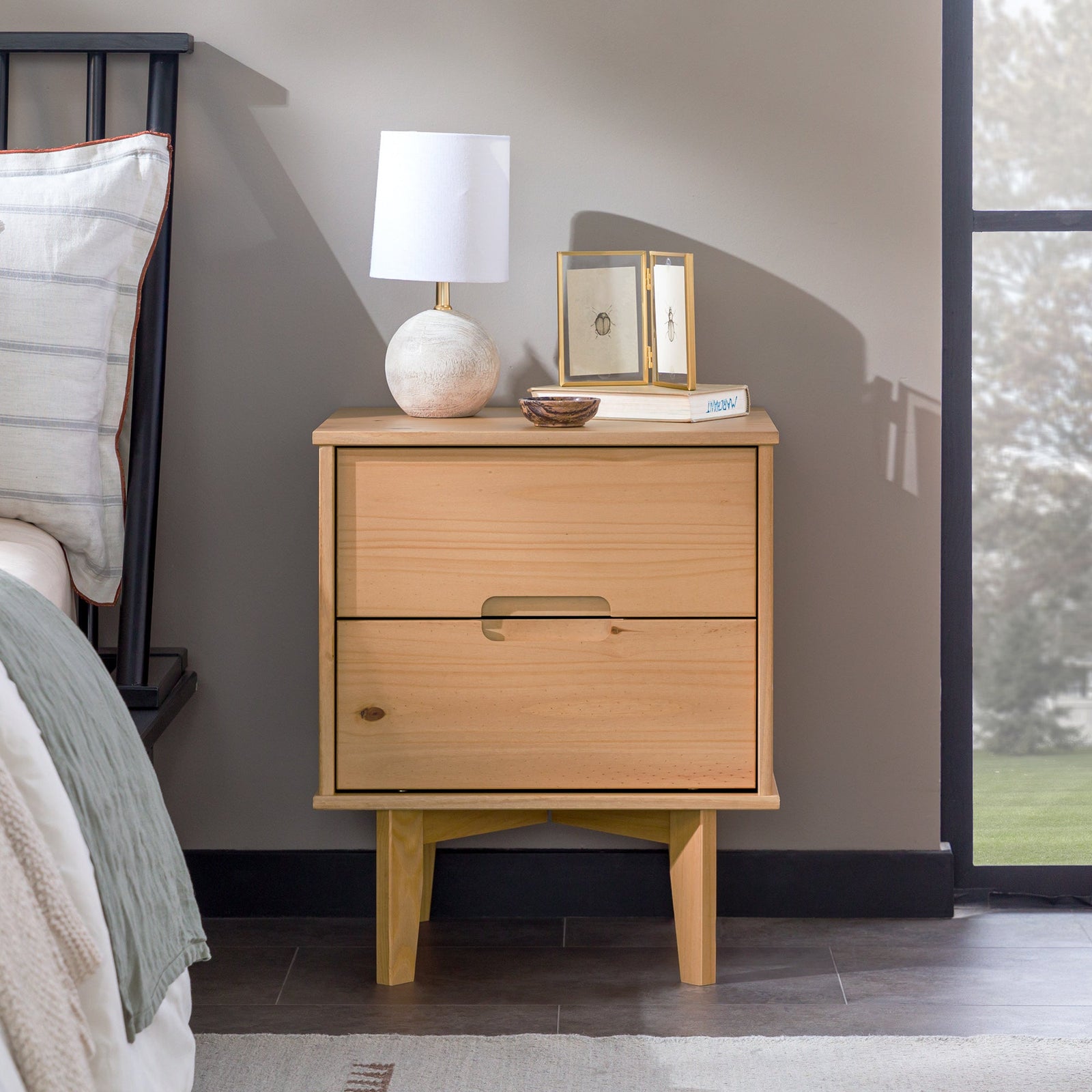 Mesita de noche moderna de madera maciza de mediados de siglo de Sloane
