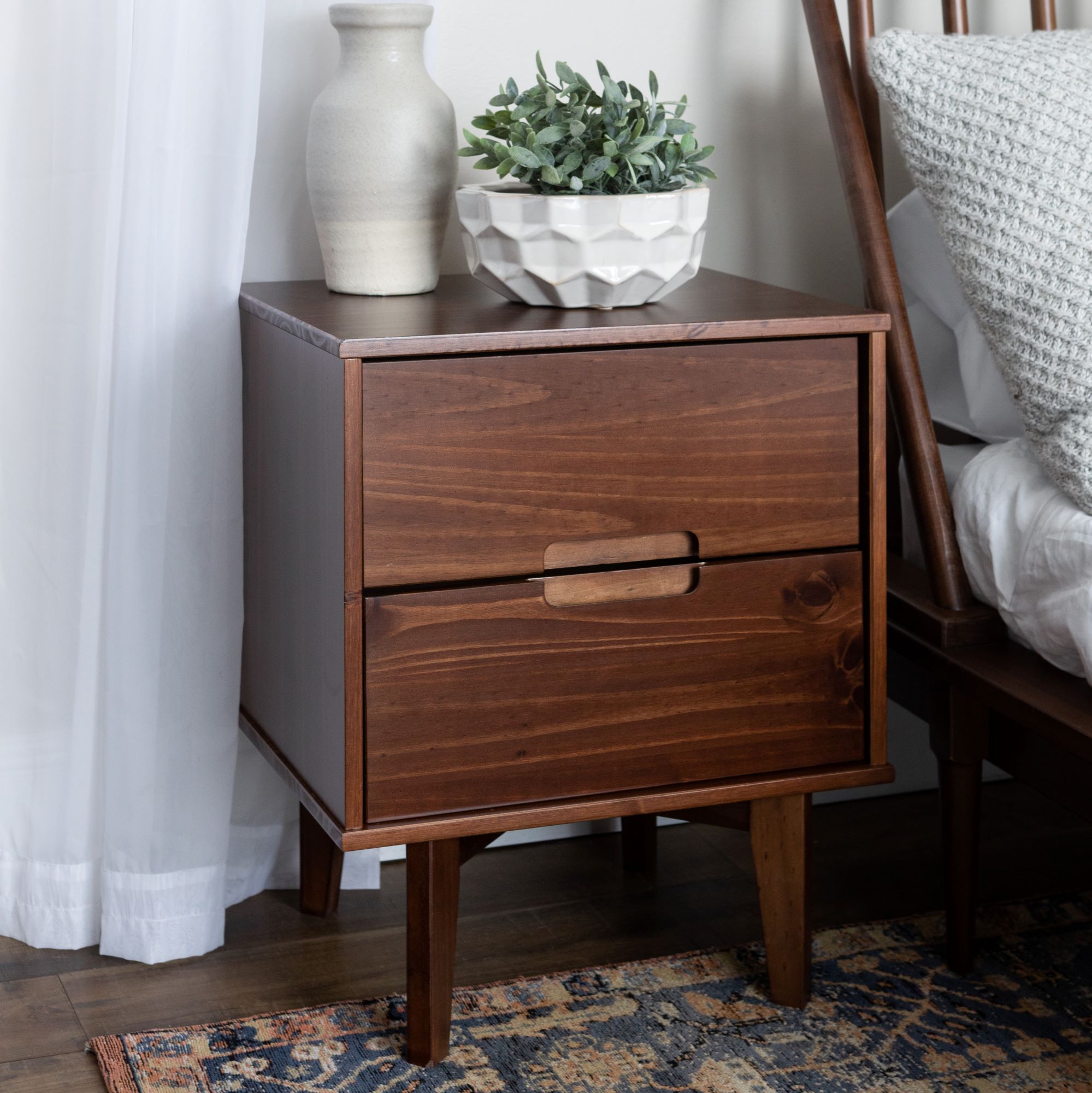 Mesita de noche moderna de madera maciza de mediados de siglo de Sloane