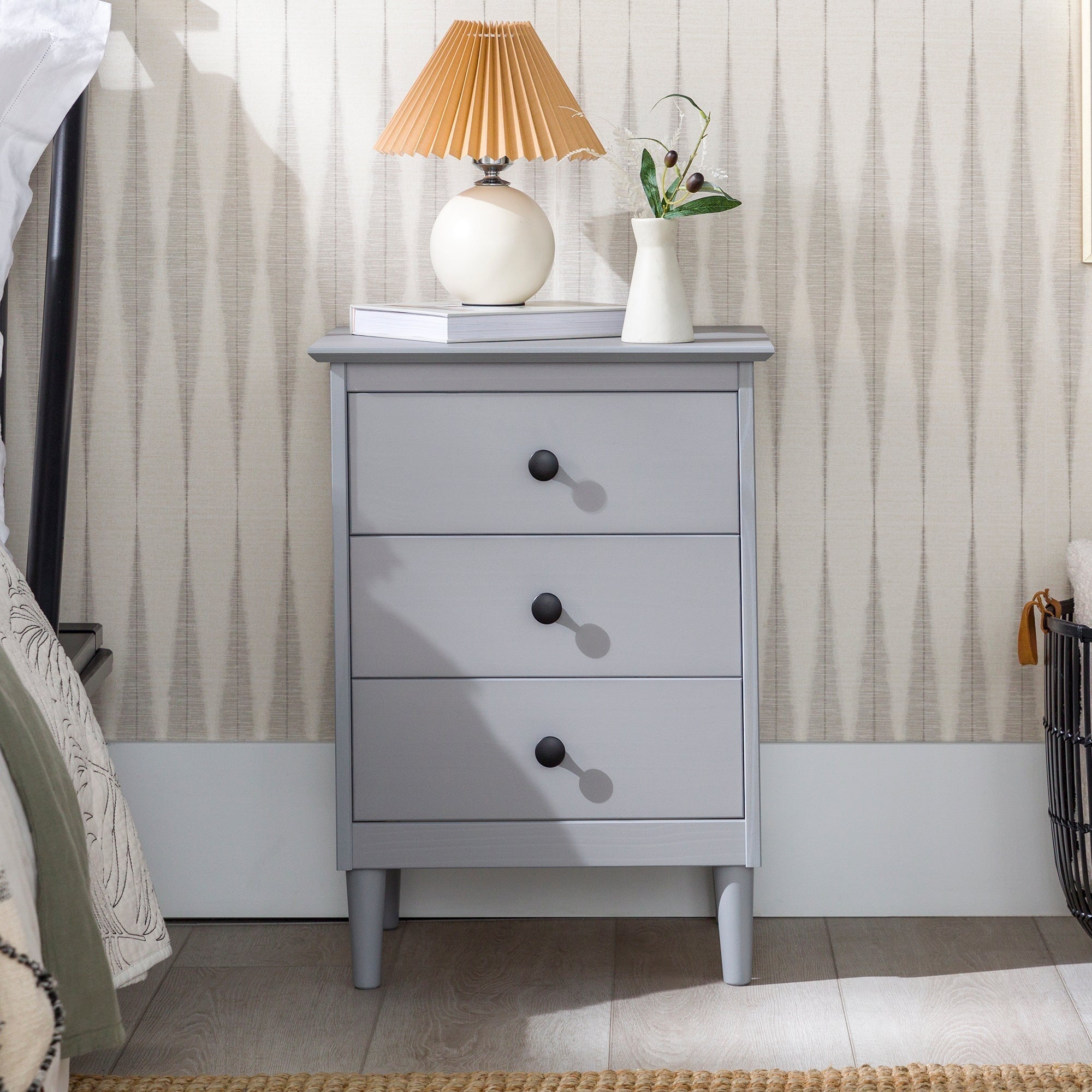 Mesita de noche de madera maciza de estilo transicional Spencer
