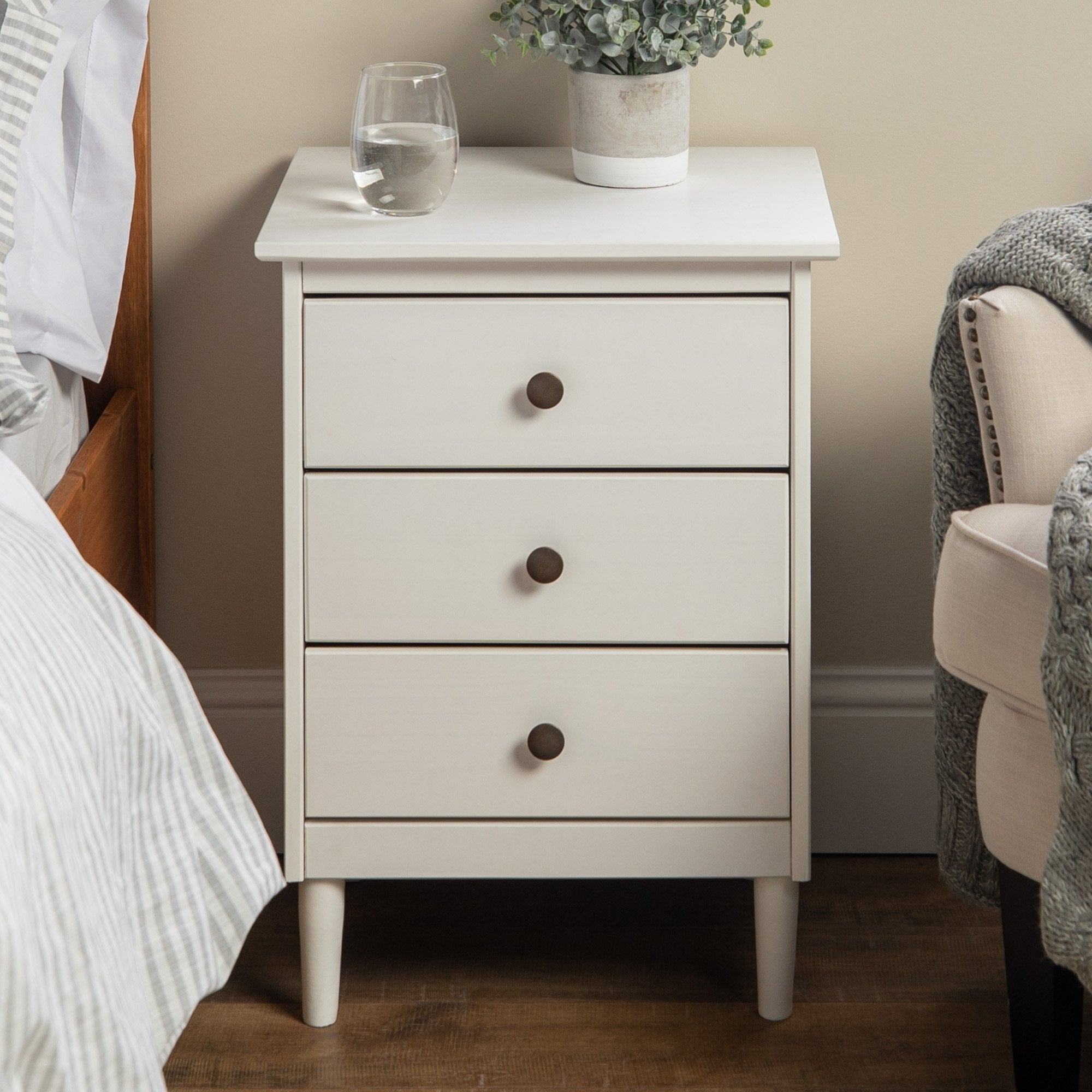 Mesita de noche de madera maciza de estilo transicional Spencer