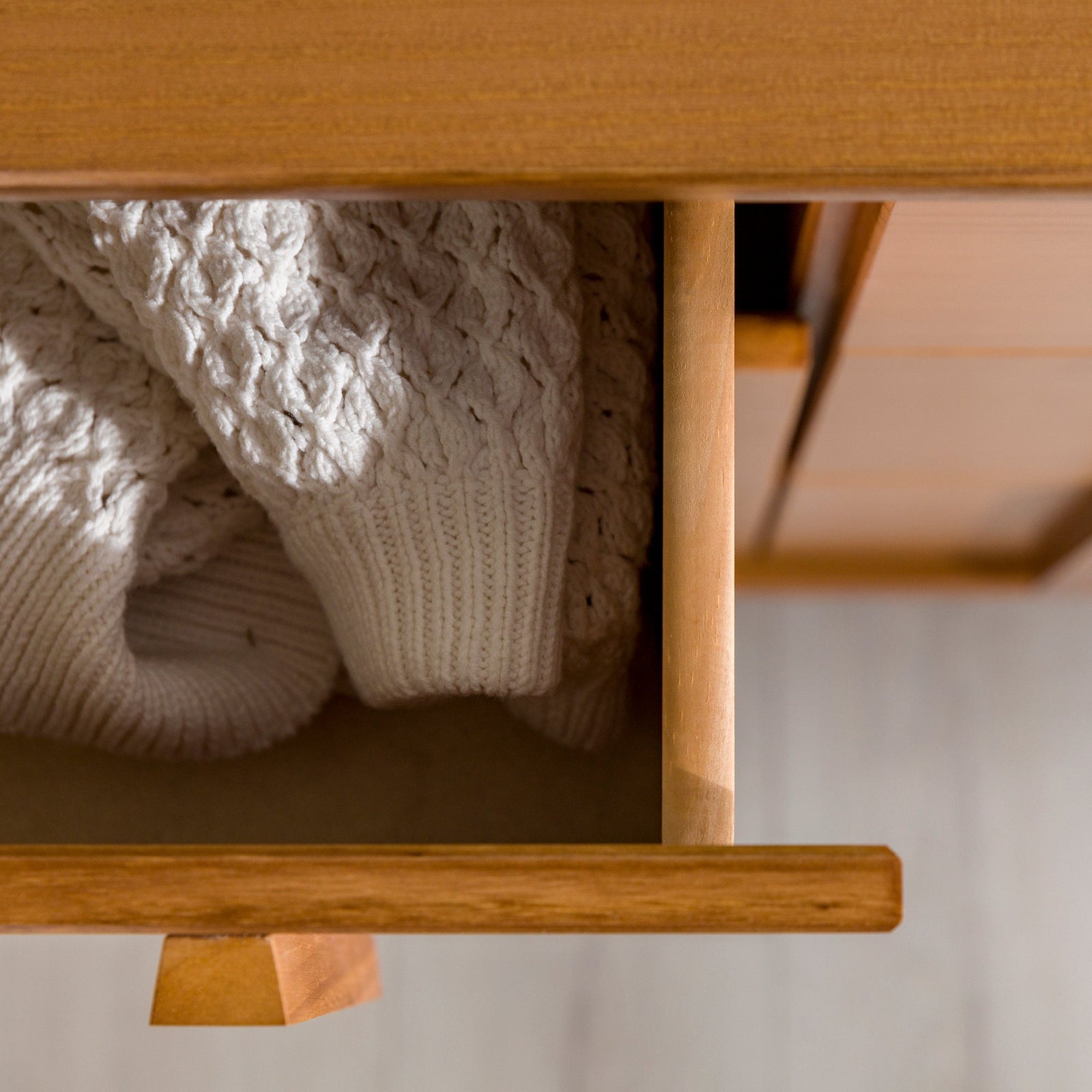 Cómoda moderna de madera maciza Bronx