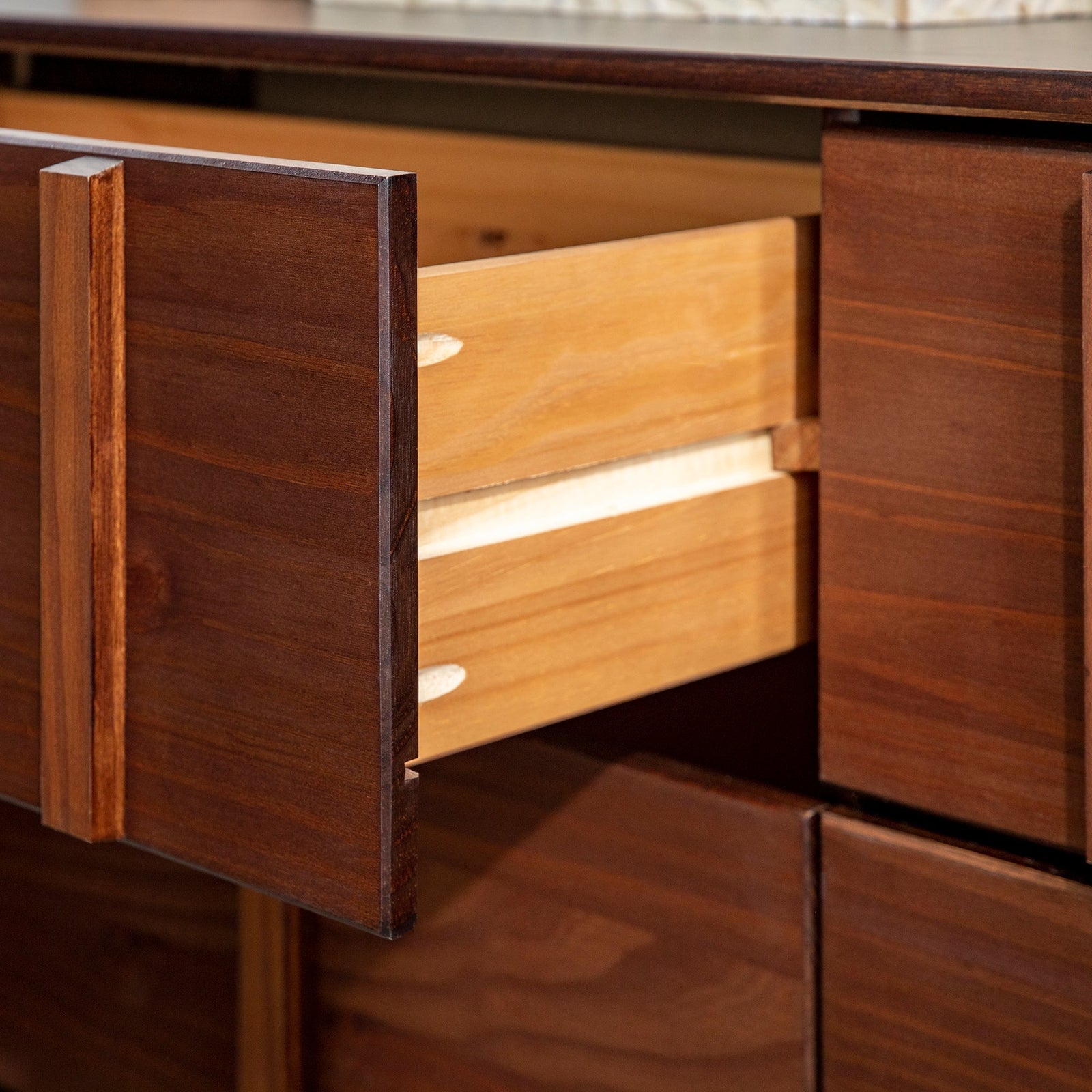 Cómoda moderna de madera maciza Bronx