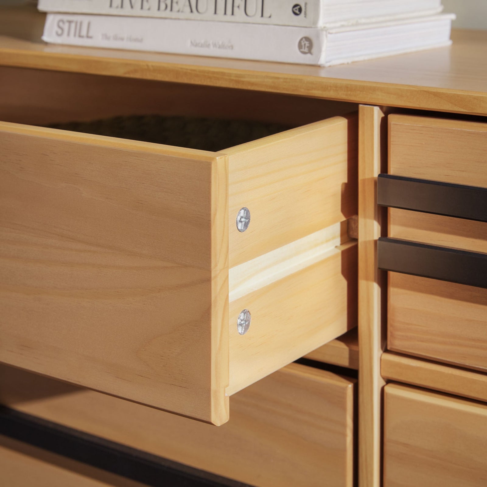 Cómoda moderna de madera maciza con 6 cajones Rebecca