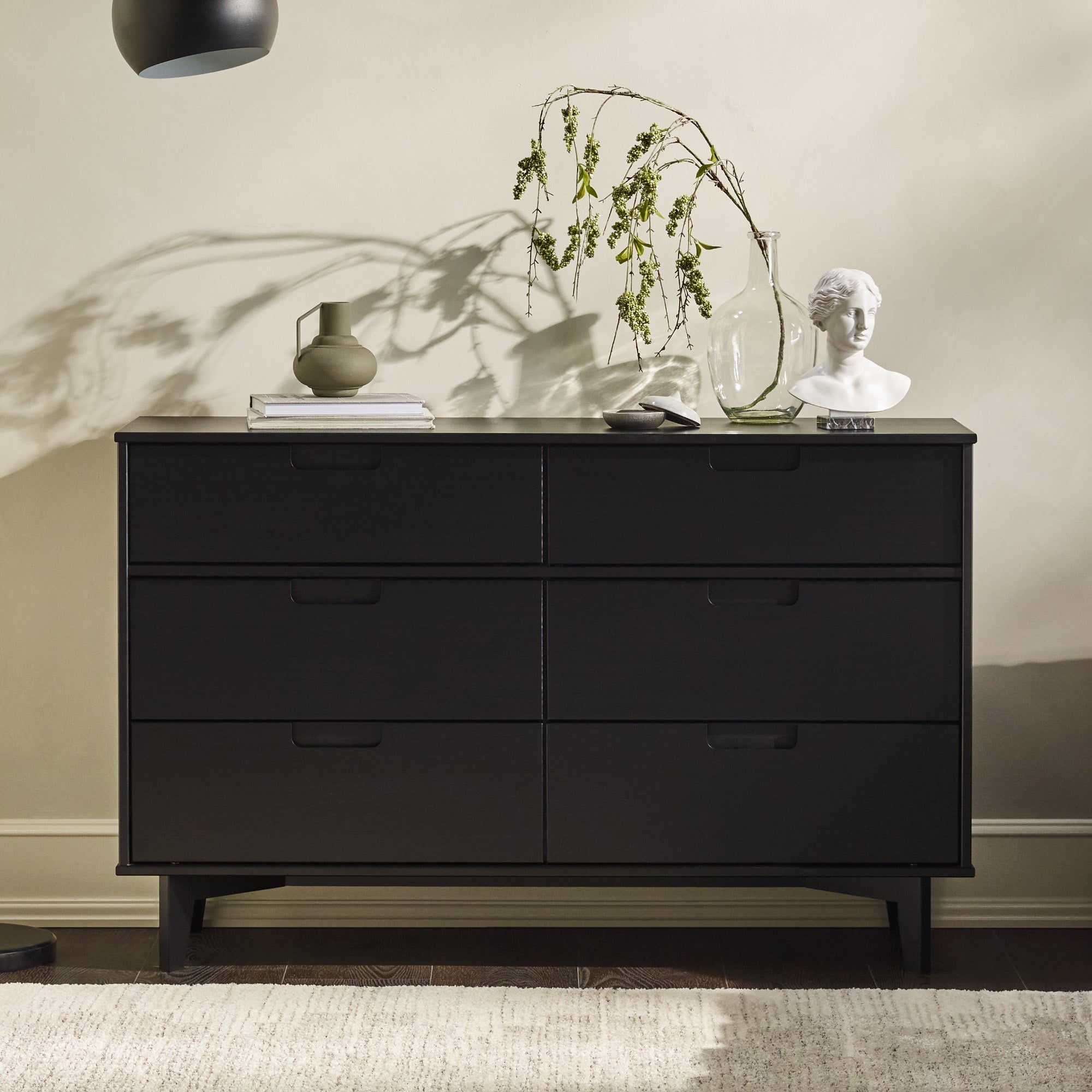 Cómoda moderna de mediados de siglo de madera maciza de Sloane