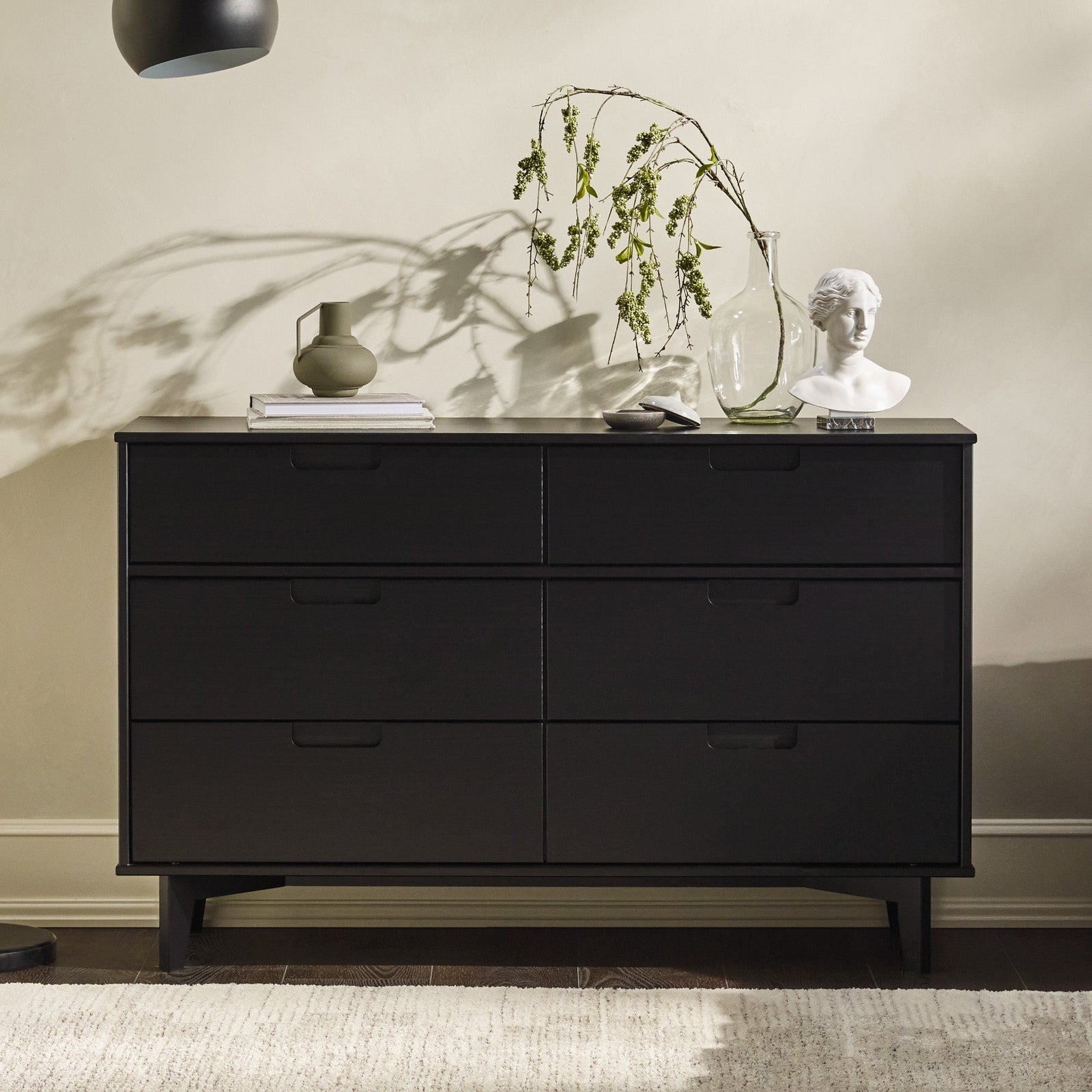 Cómoda moderna de mediados de siglo de madera maciza de Sloane