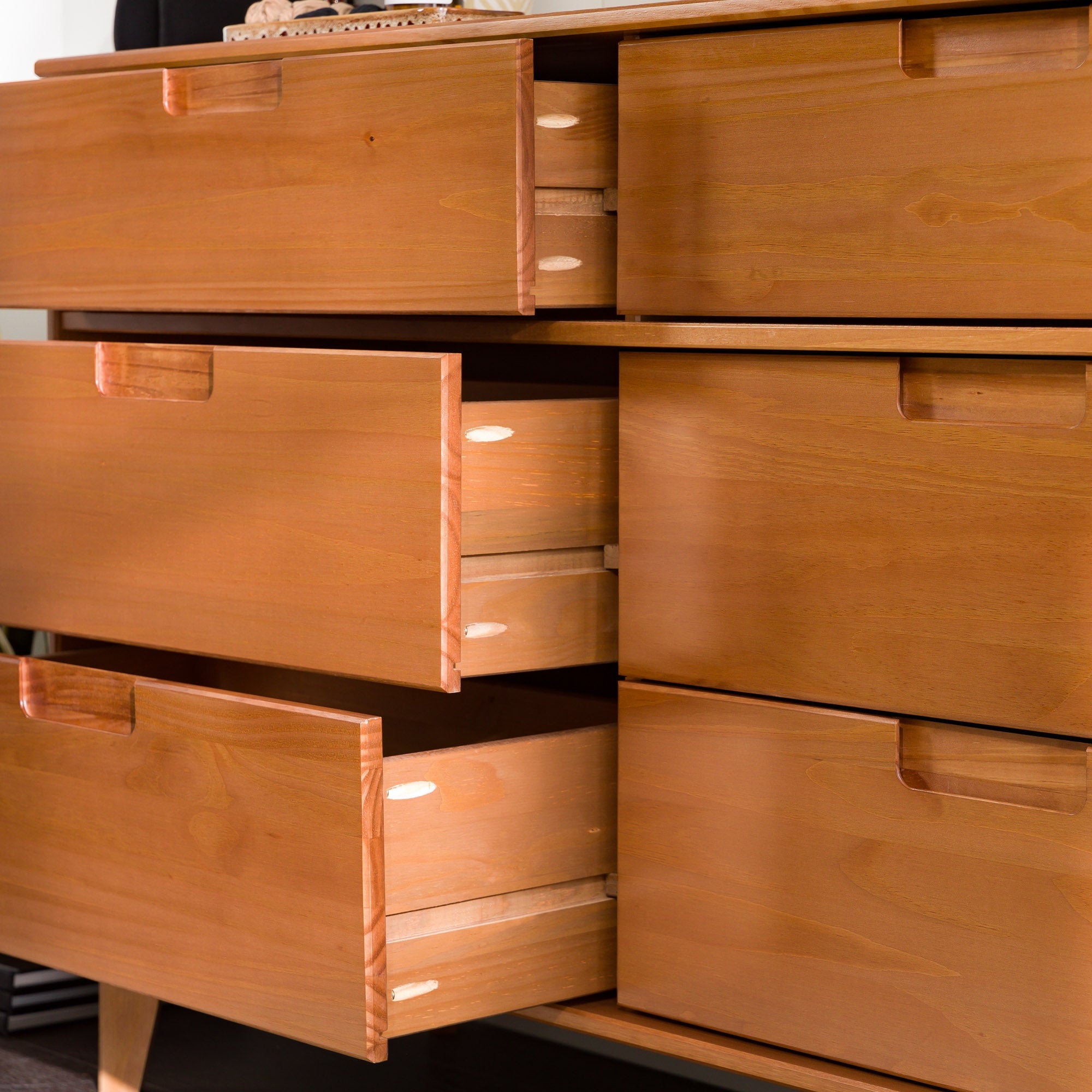 Cómoda moderna de mediados de siglo de madera maciza de Sloane