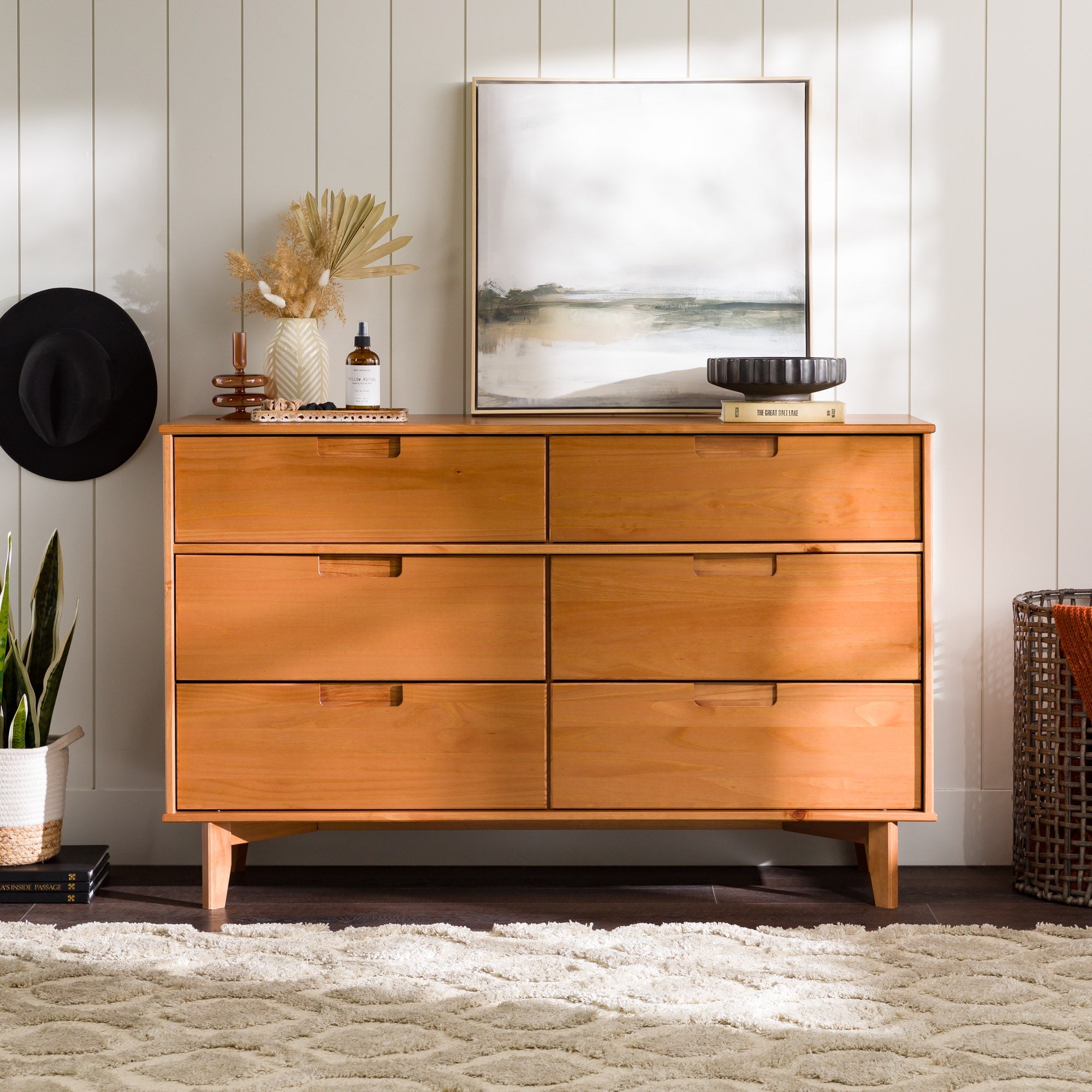 Cómoda moderna de mediados de siglo de madera maciza de Sloane