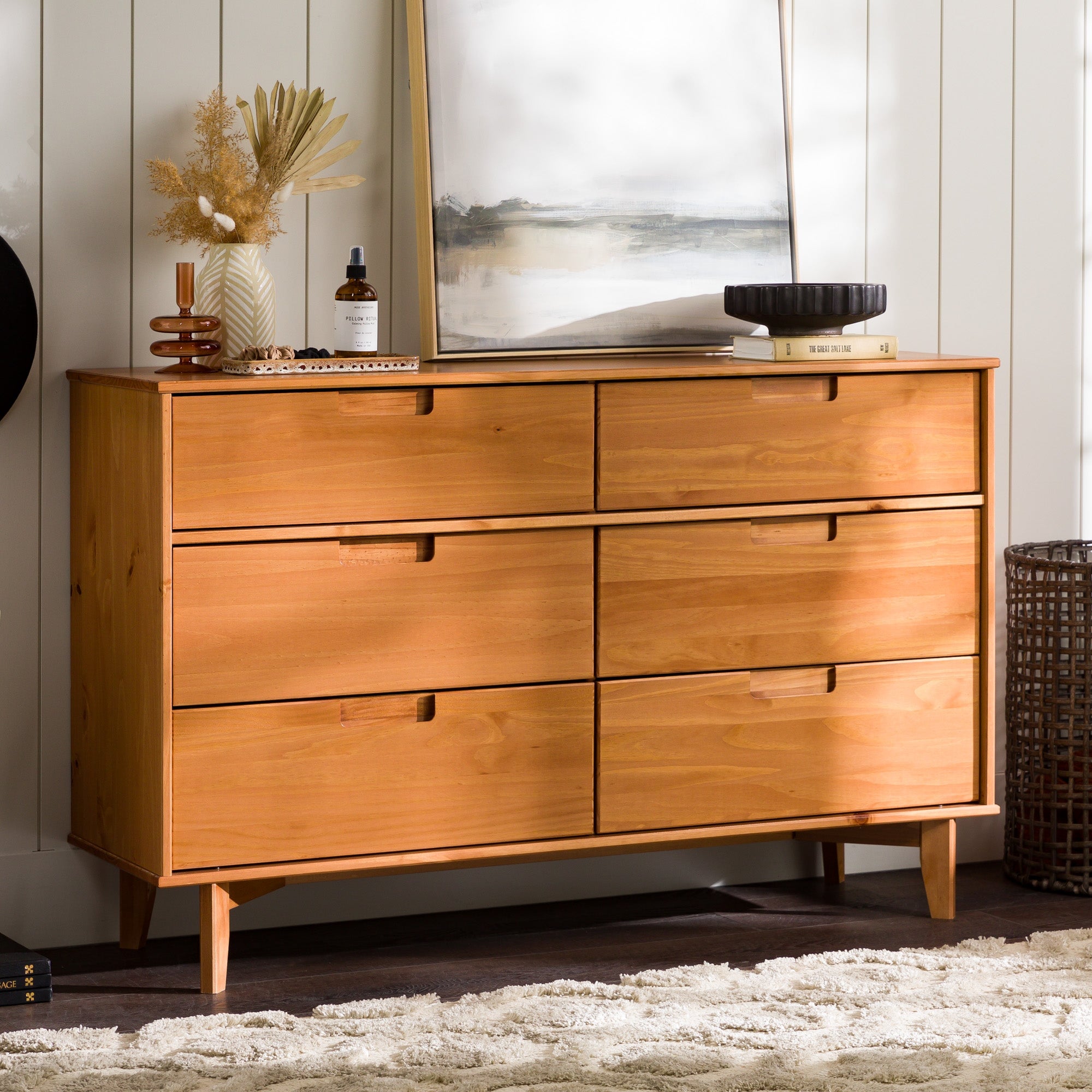 Cómoda moderna de mediados de siglo de madera maciza de Sloane