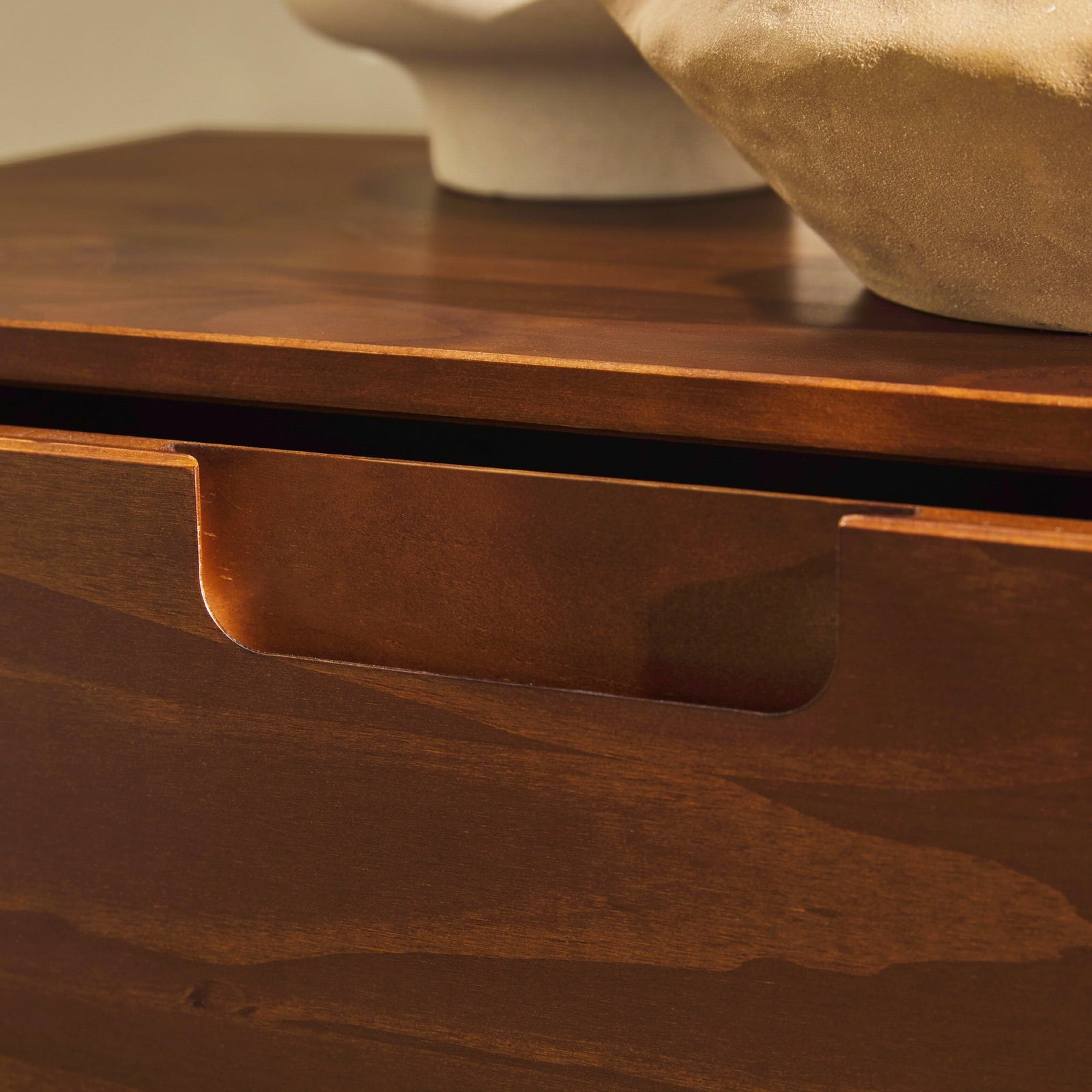 Cómoda moderna de mediados de siglo de madera maciza de Sloane