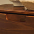 Cómoda moderna de mediados de siglo de madera maciza de Sloane