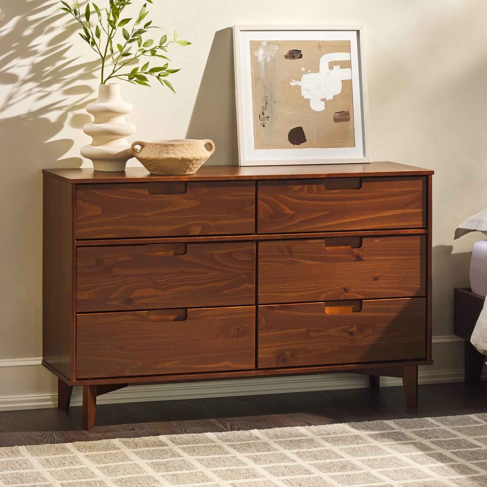 Cómoda moderna de mediados de siglo de madera maciza de Sloane
