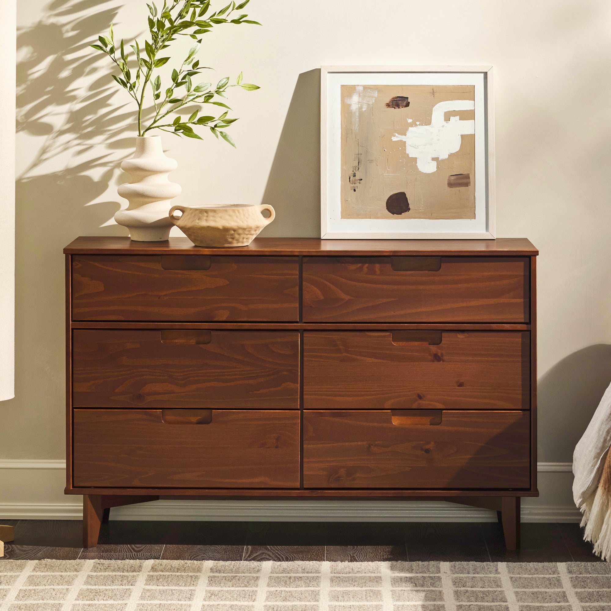 Cómoda moderna de mediados de siglo de madera maciza de Sloane