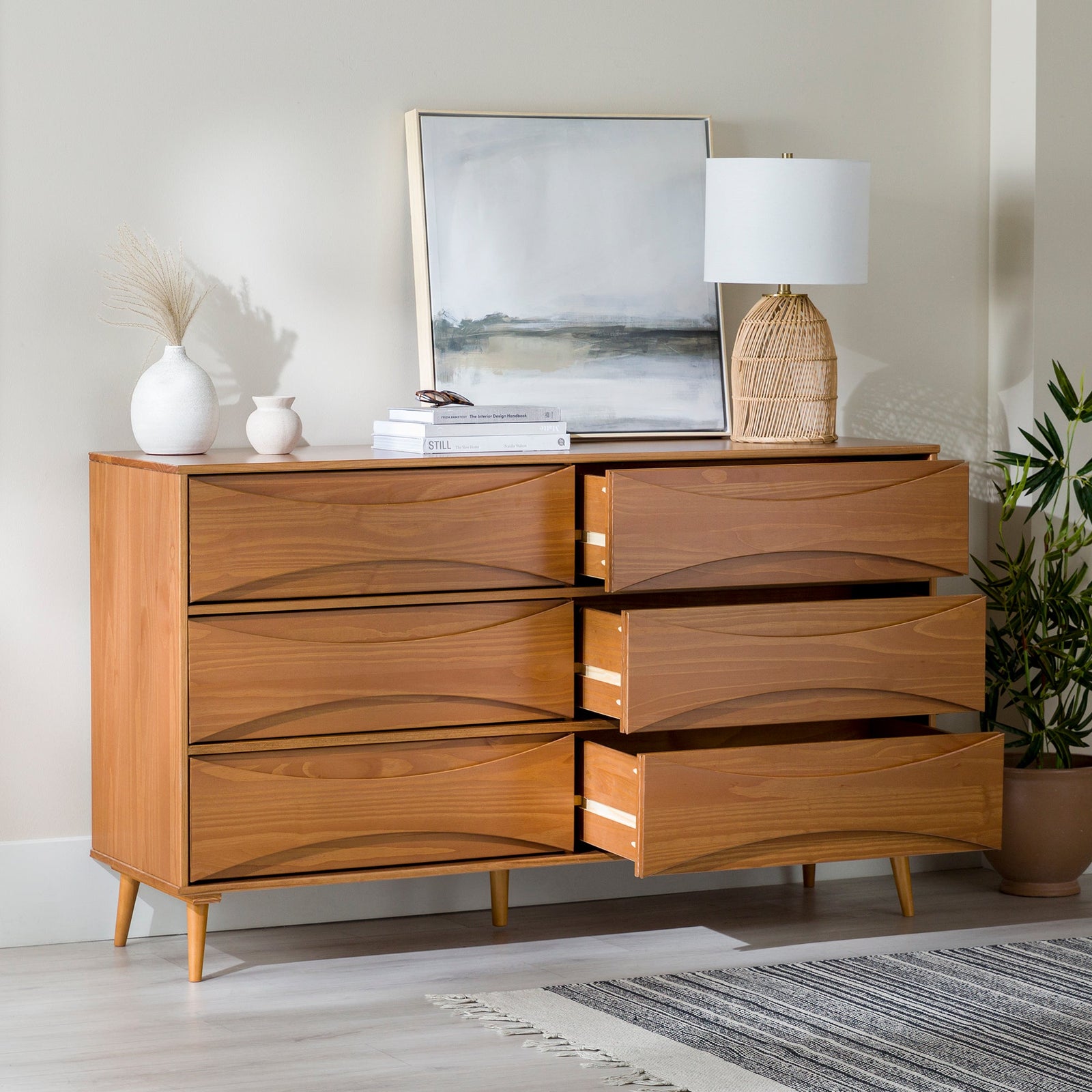 Cómoda moderna de mediados de siglo de madera maciza Atticus
