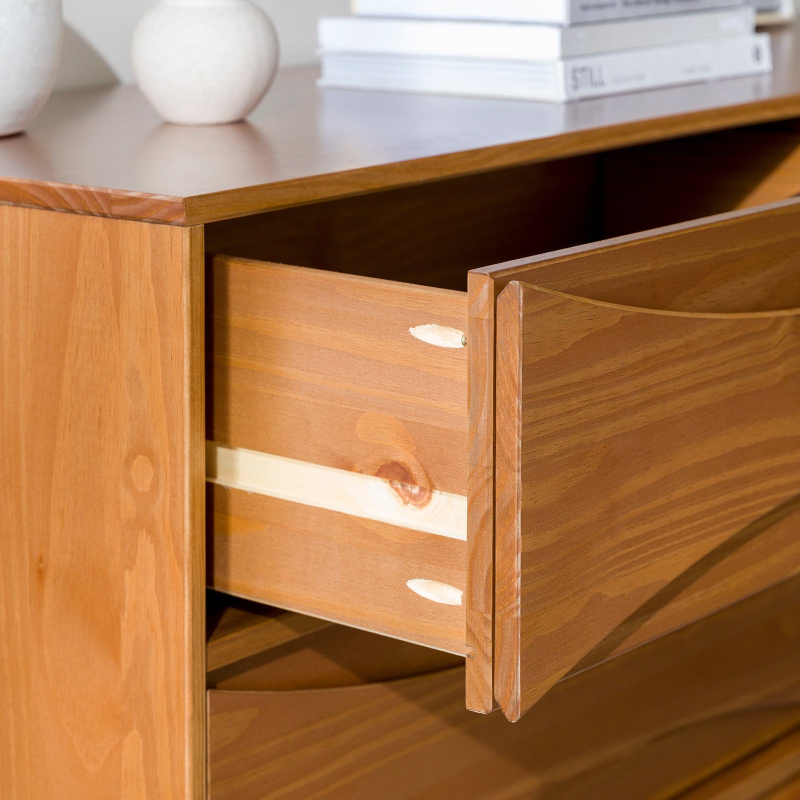 Cómoda moderna de mediados de siglo de madera maciza Atticus