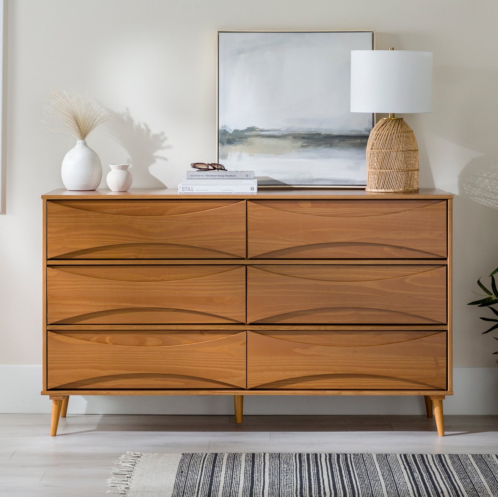 Cómoda moderna de mediados de siglo de madera maciza Atticus