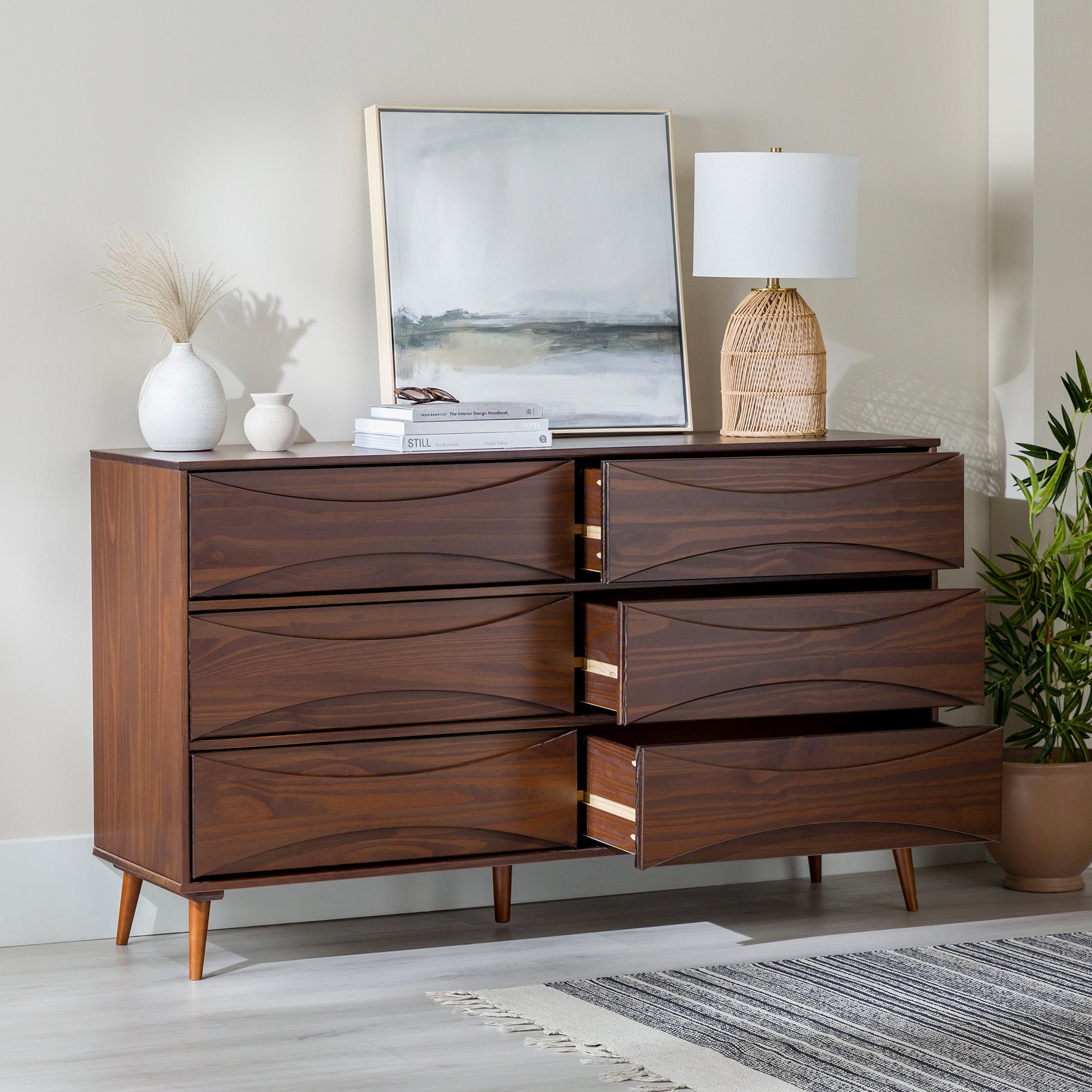 Cómoda moderna de mediados de siglo de madera maciza Atticus