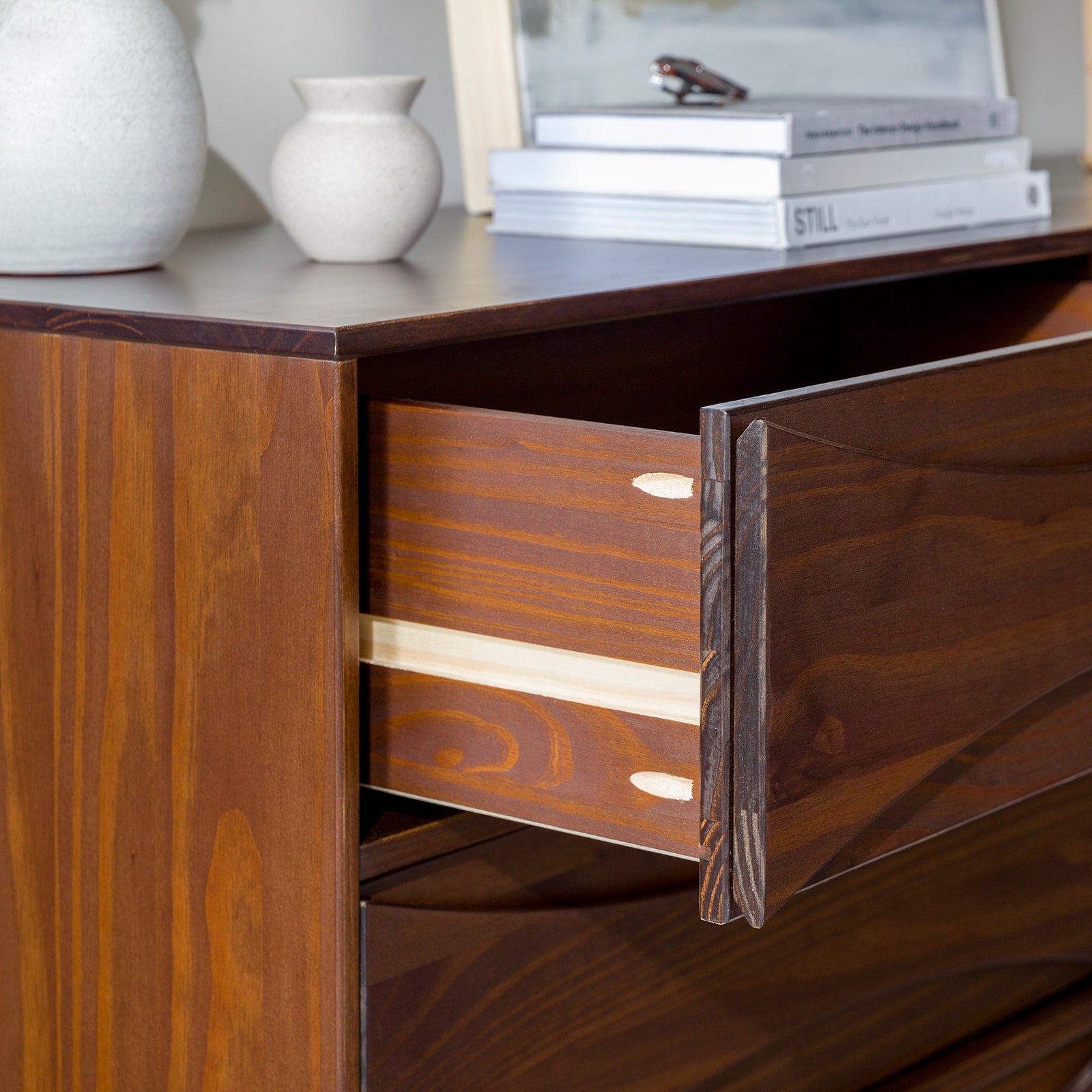 Cómoda moderna de mediados de siglo de madera maciza Atticus