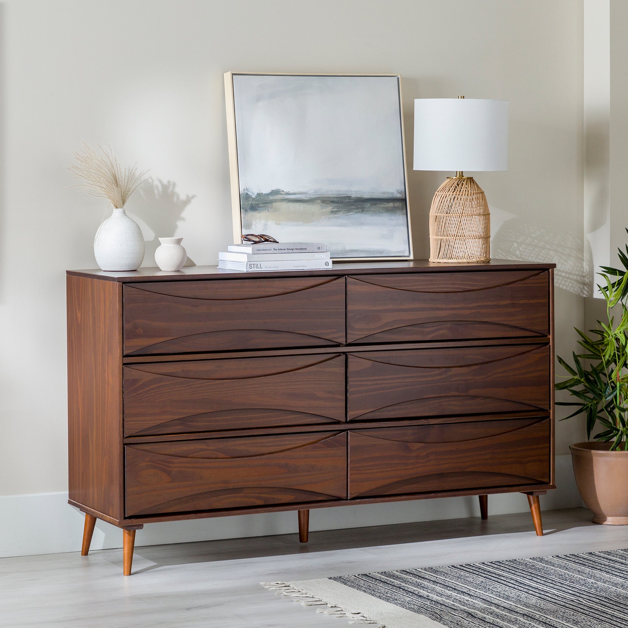 Cómoda moderna de mediados de siglo de madera maciza Atticus
