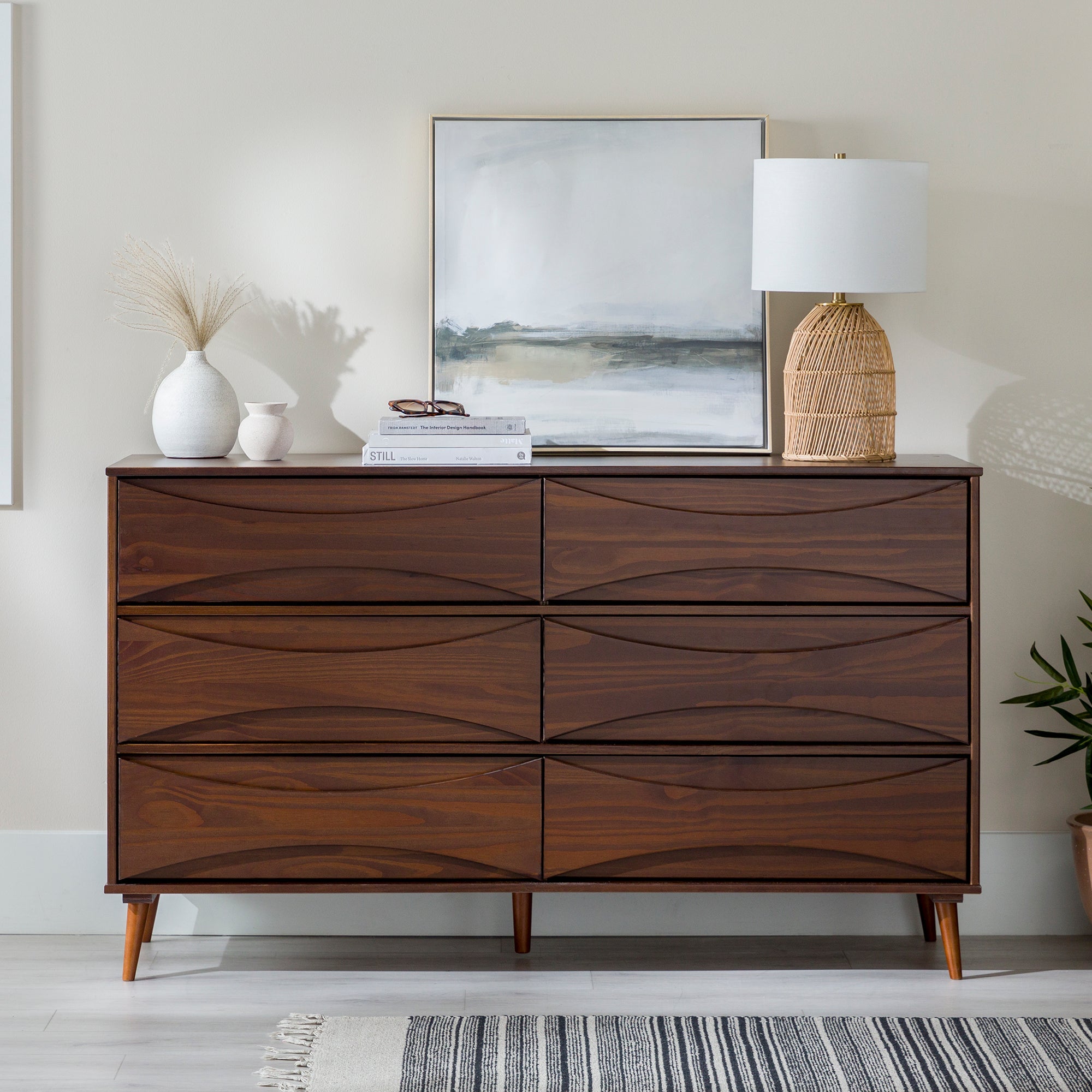 Cómoda moderna de mediados de siglo de madera maciza Atticus
