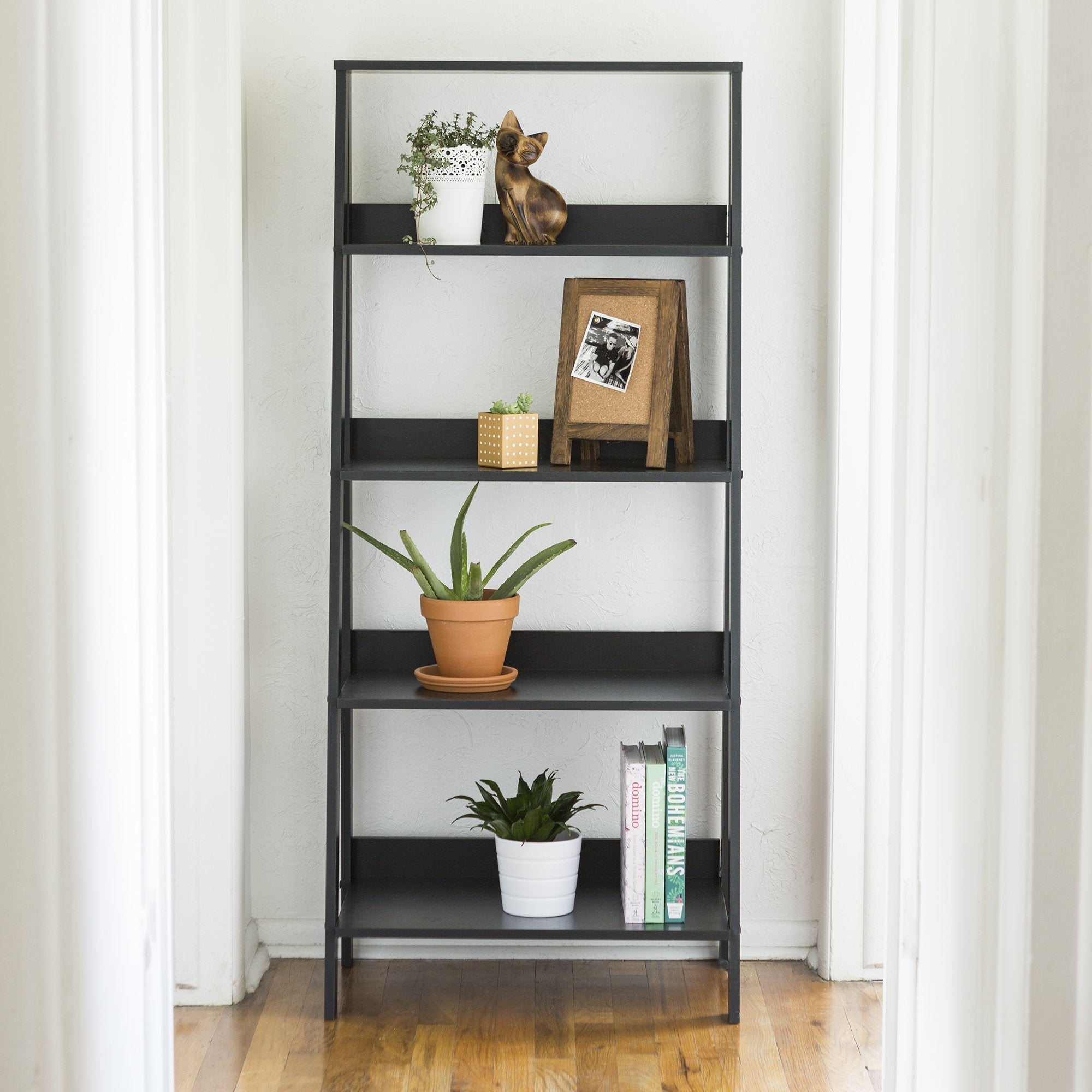 Estantería de madera con escalera