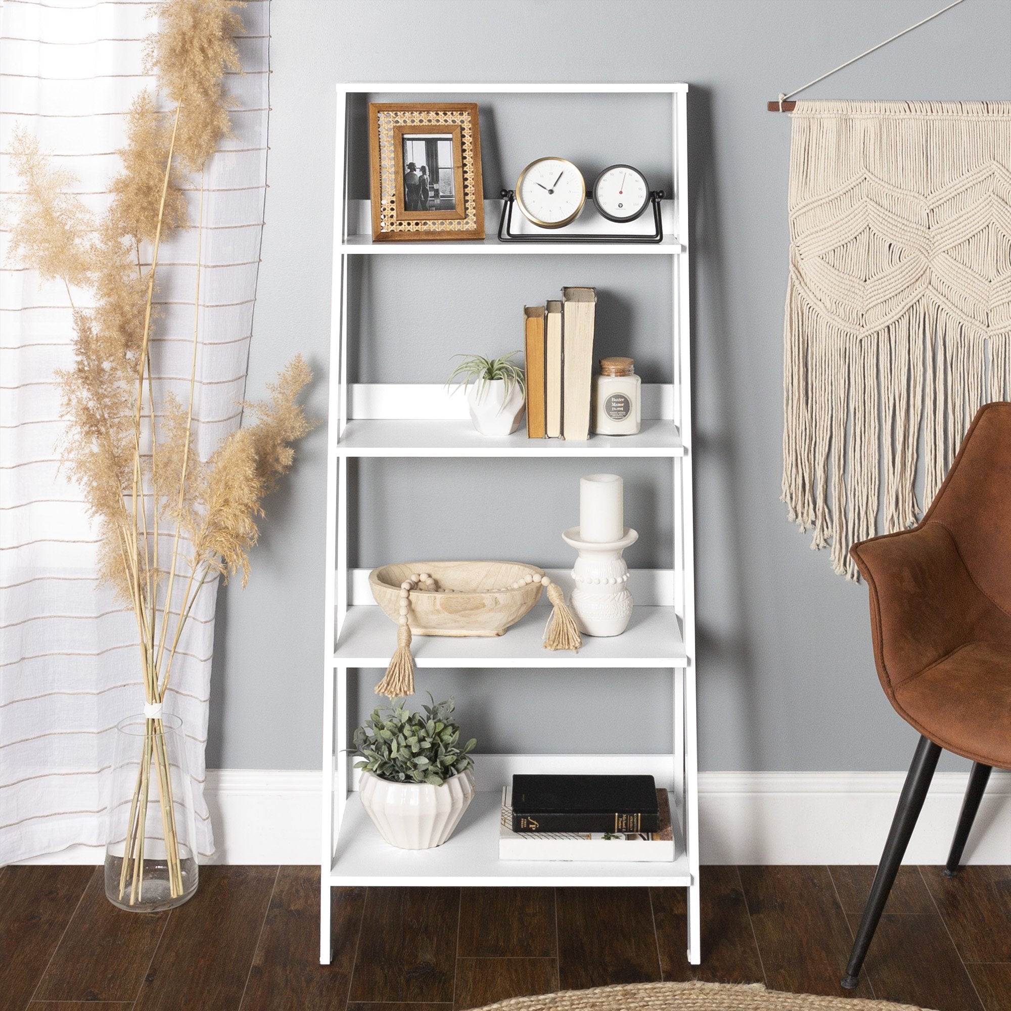 Estantería de madera con escalera