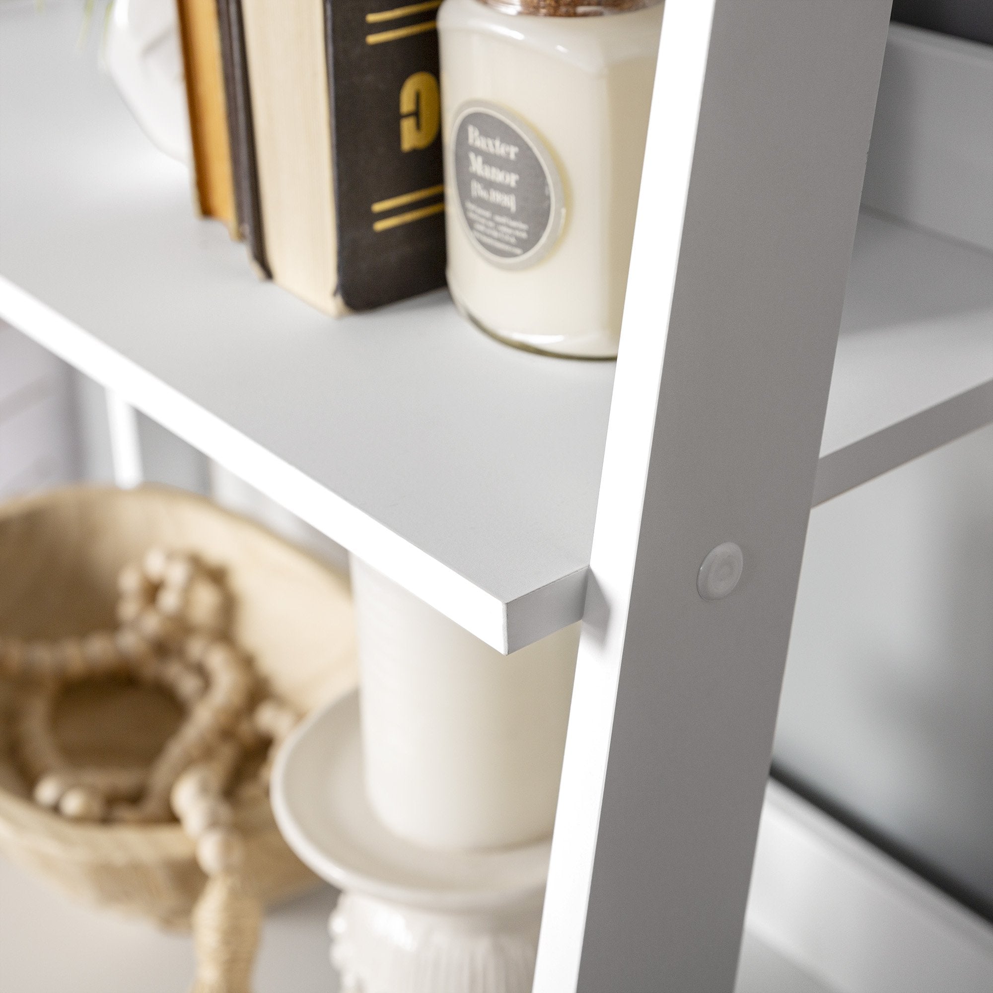 Estantería de madera con escalera