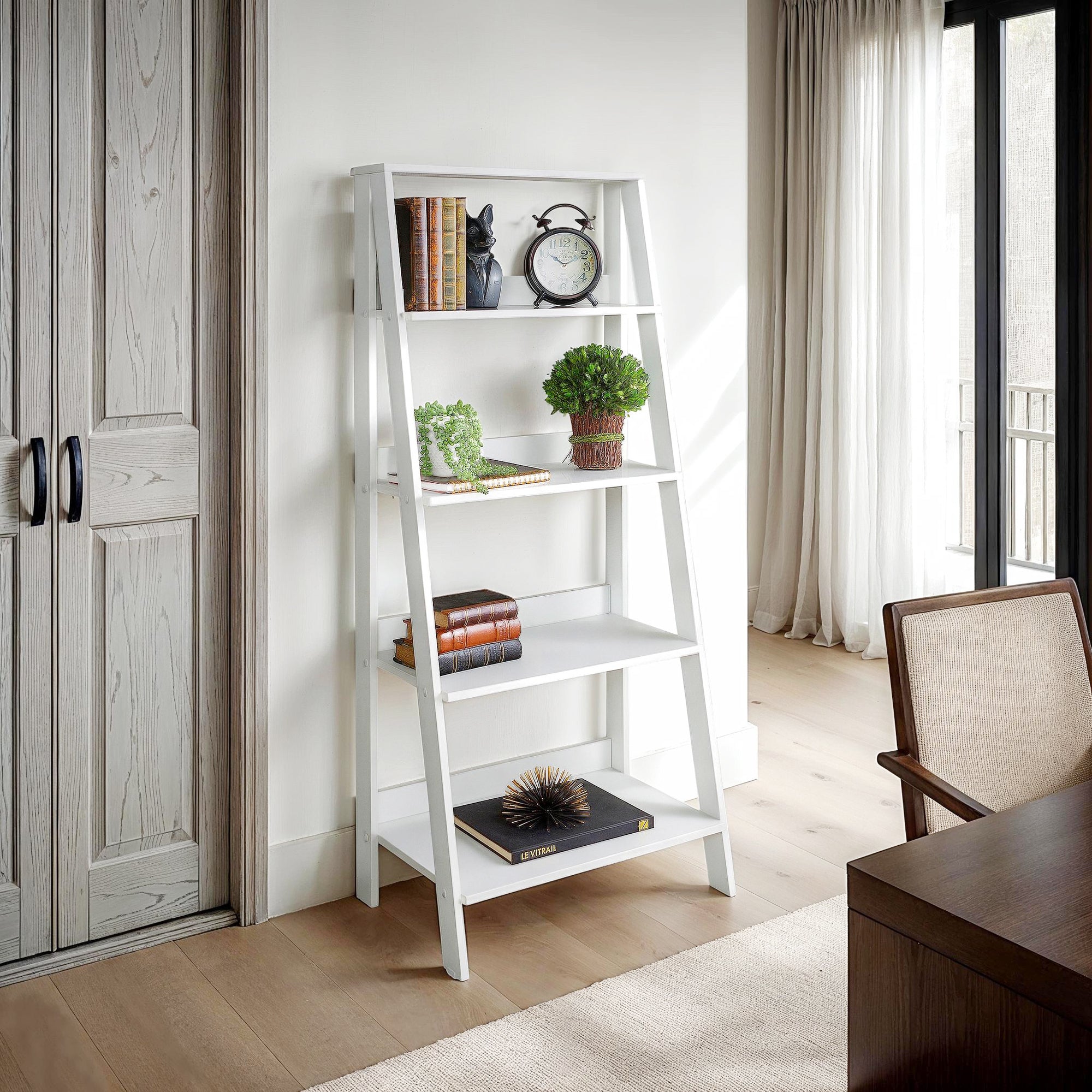 Estantería de madera con escalera