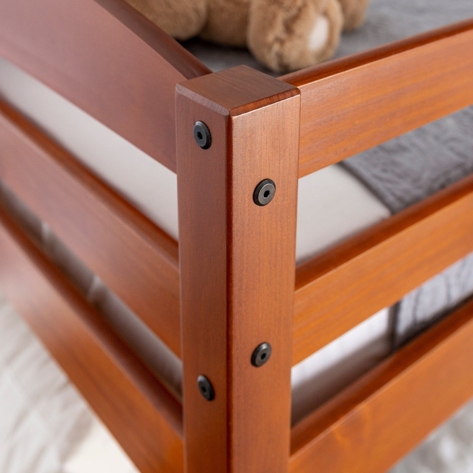 Cama litera de madera maciza Carolina de estilo transicional con dos camas individuales