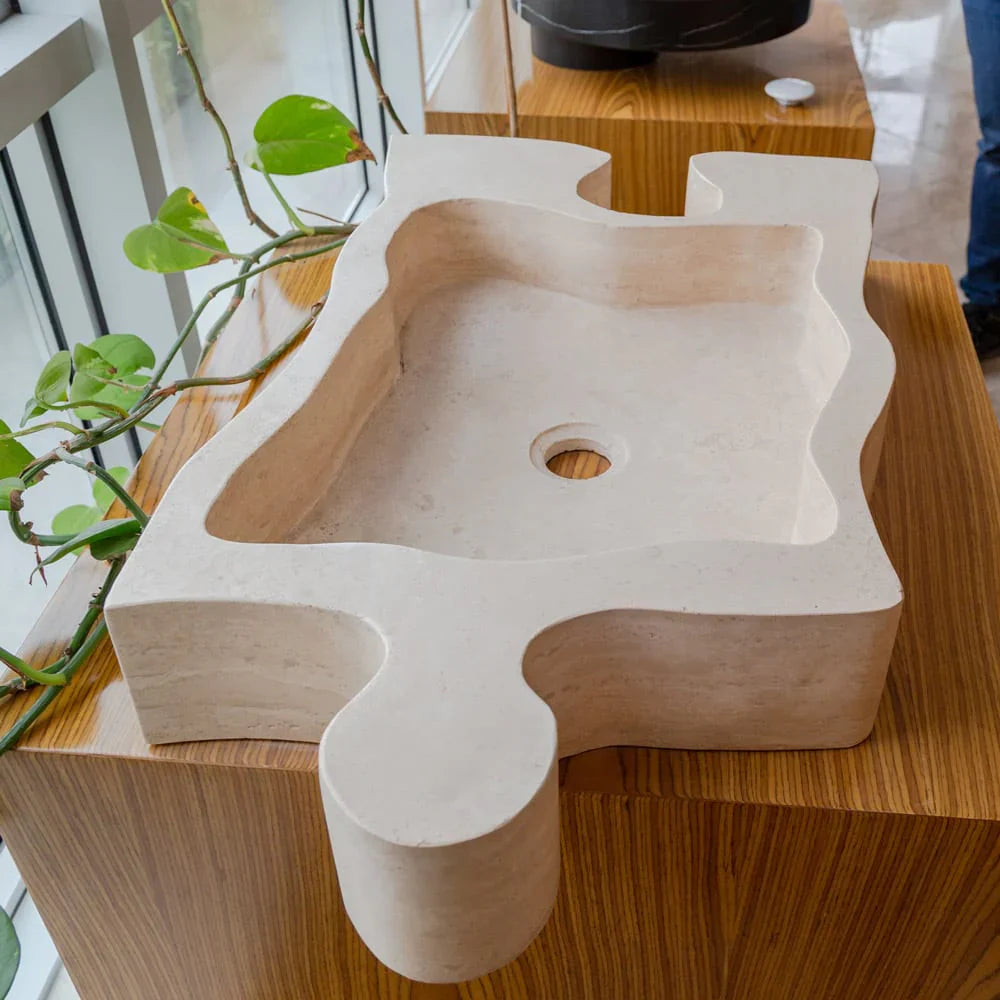Lavabo de baño con forma de rompecabezas de travertino beige de piedra natural sobre tocador