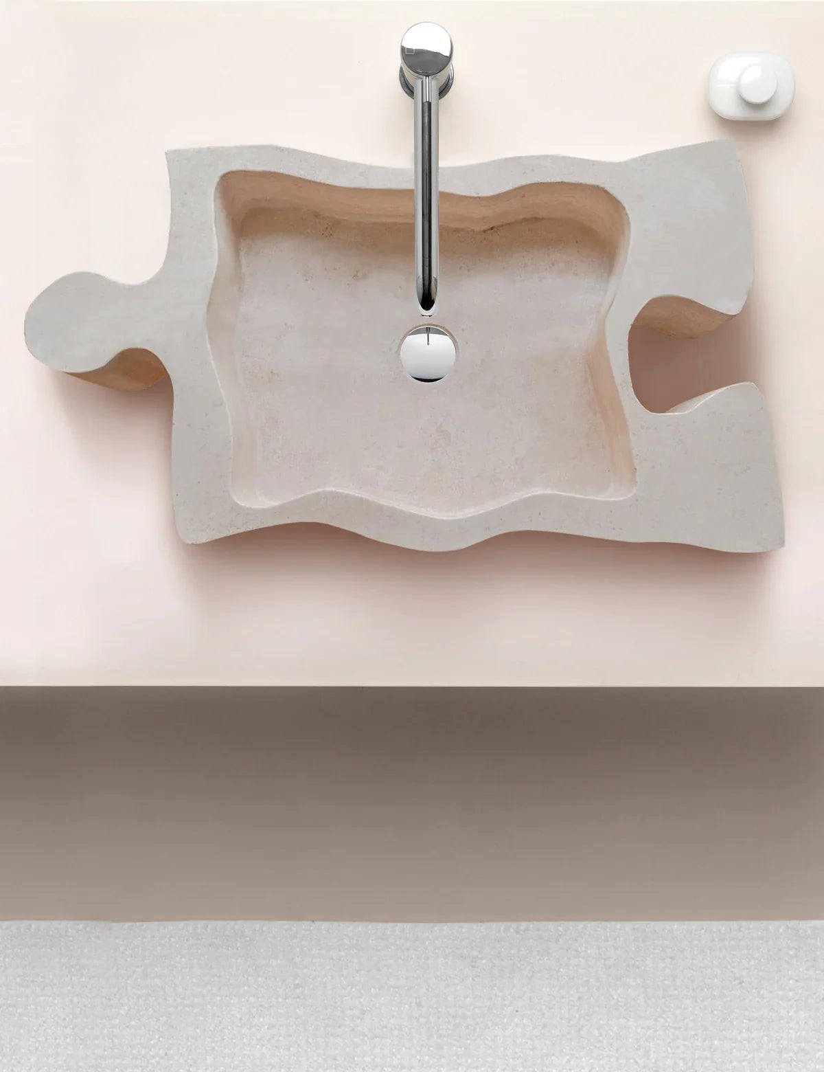 Lavabo de baño con forma de rompecabezas de travertino beige de piedra natural sobre tocador