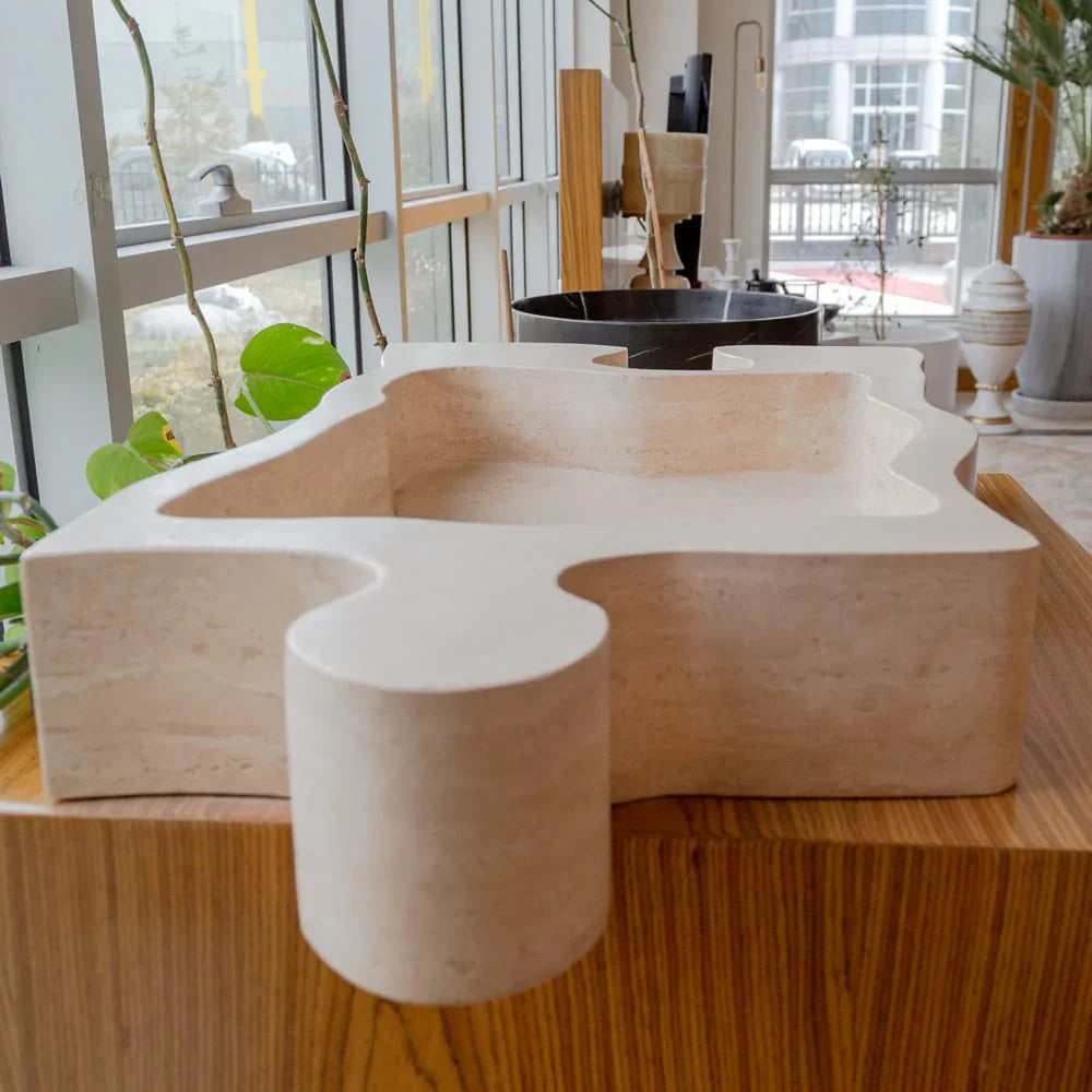Lavabo de baño con forma de rompecabezas de travertino beige de piedra natural sobre tocador