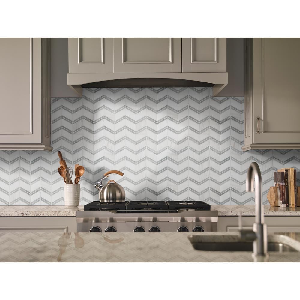 Mosaico de mármol pulido Bianco Dolomite Chevron de 30,5 x 30,5 cm, montado en malla - Colección MSI