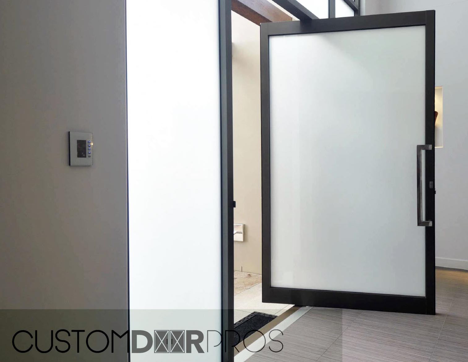Puerta pivotante minimalista de vidrio esmerilado