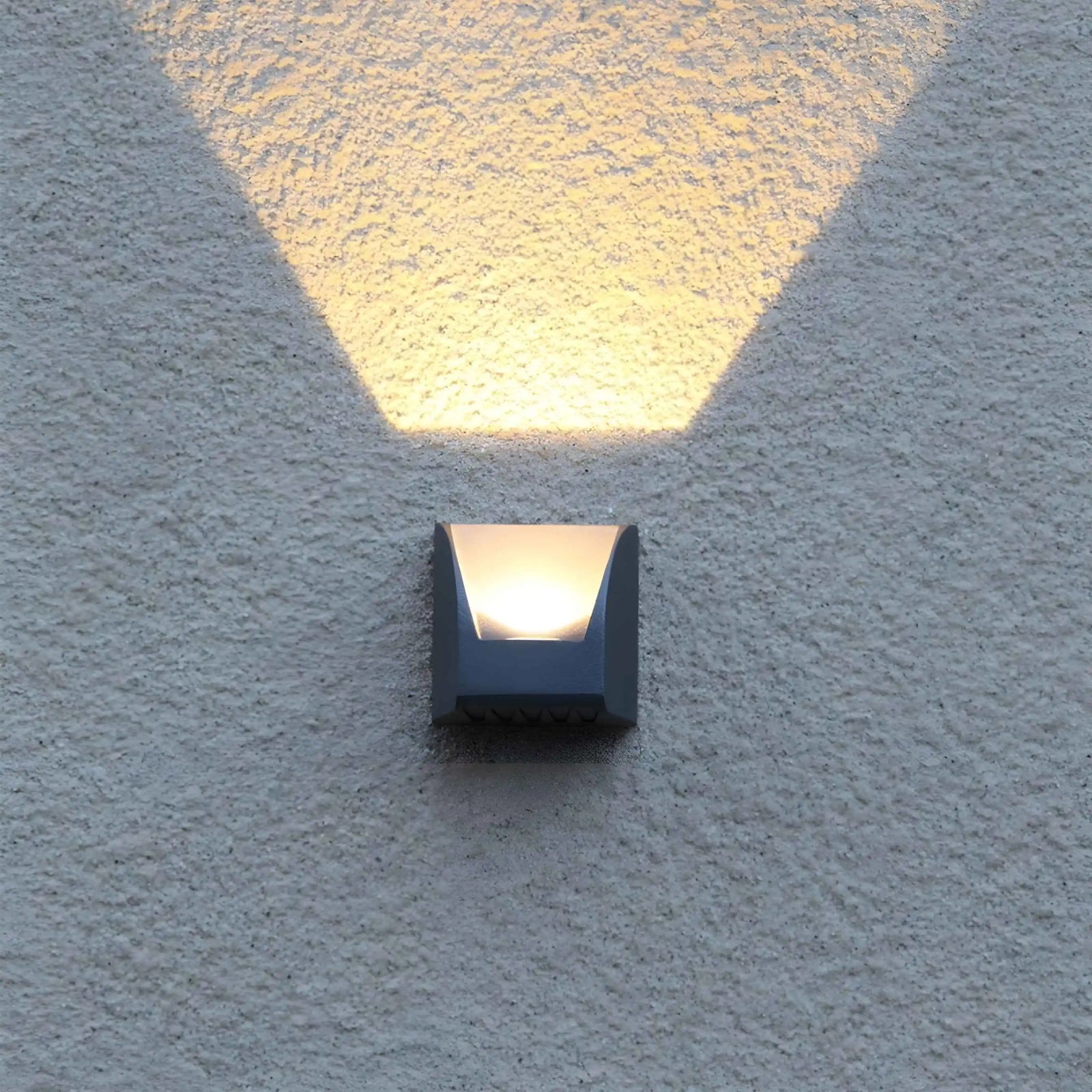 Aplique de pared LED de aluminio negro moderno e impermeable para exteriores, ideal para jardín y patio.