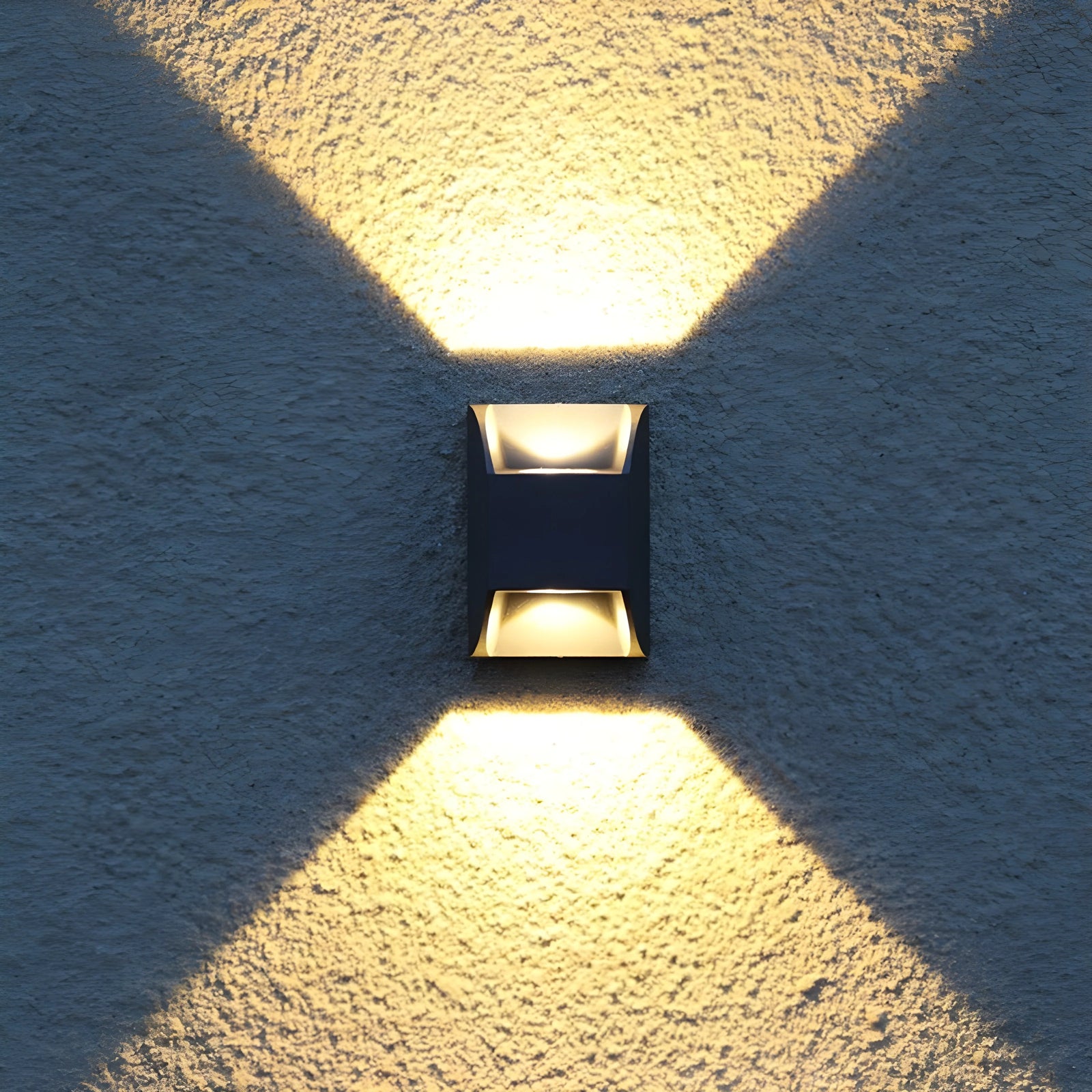 Aplique de pared LED de aluminio negro moderno e impermeable para exteriores, ideal para jardín y patio.