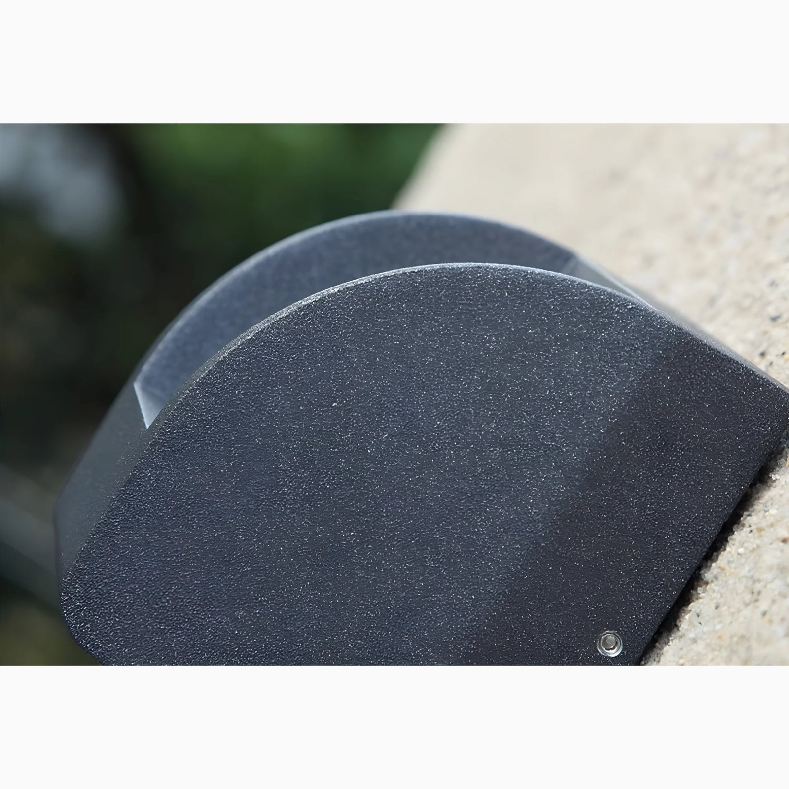 Aplique de pared LED de aluminio negro moderno e impermeable para exteriores, ideal para jardín y patio.