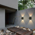 Aplique de pared LED de aluminio negro moderno e impermeable para exteriores, ideal para jardín y patio.