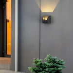 Aplique de pared LED de aluminio negro moderno e impermeable para exteriores, ideal para jardín y patio.