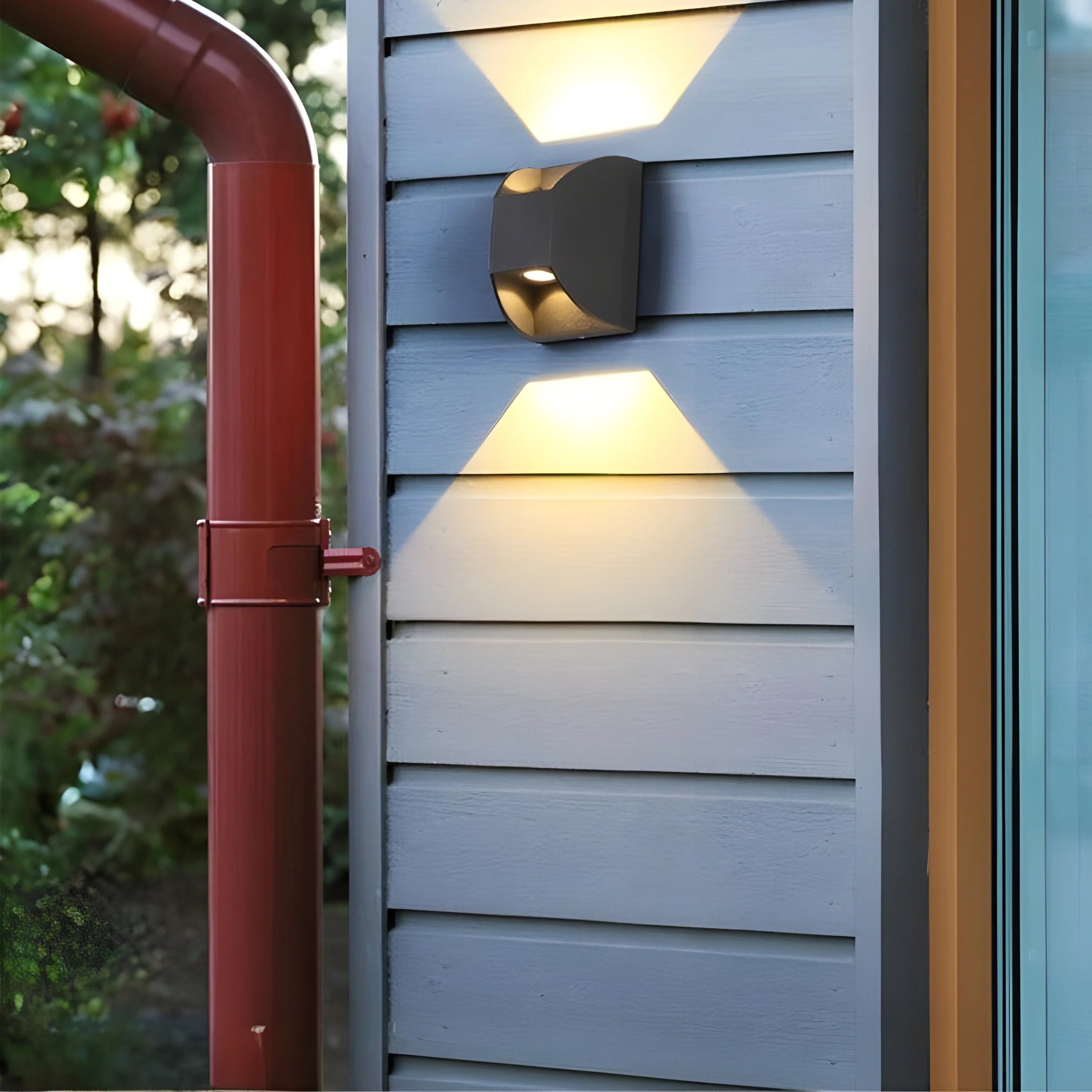 Aplique de pared LED de aluminio negro moderno e impermeable para exteriores, ideal para jardín y patio.
