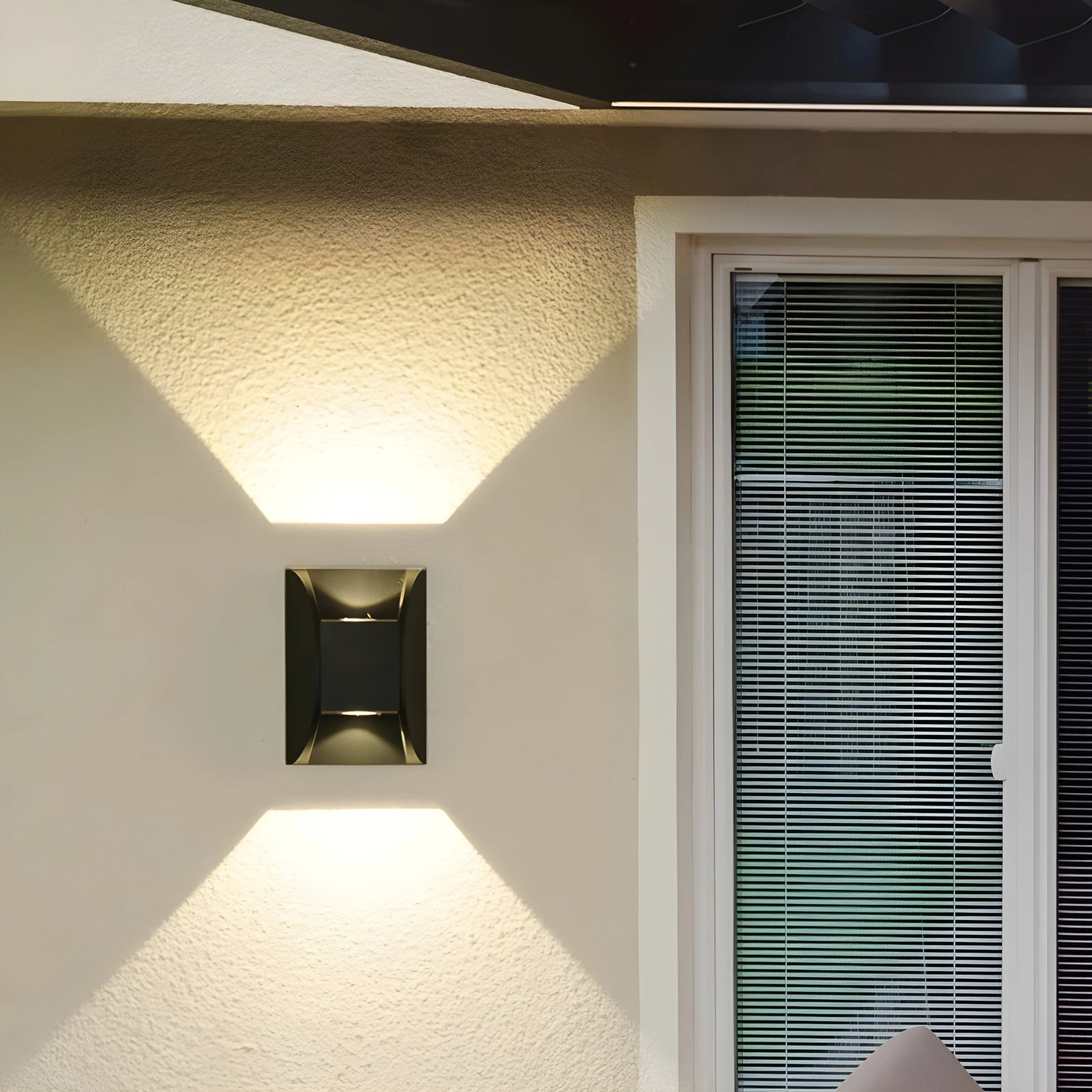 Aplique de pared LED de aluminio negro moderno e impermeable para exteriores, ideal para jardín y patio.