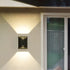 Aplique de pared LED de aluminio negro moderno e impermeable para exteriores, ideal para jardín y patio.