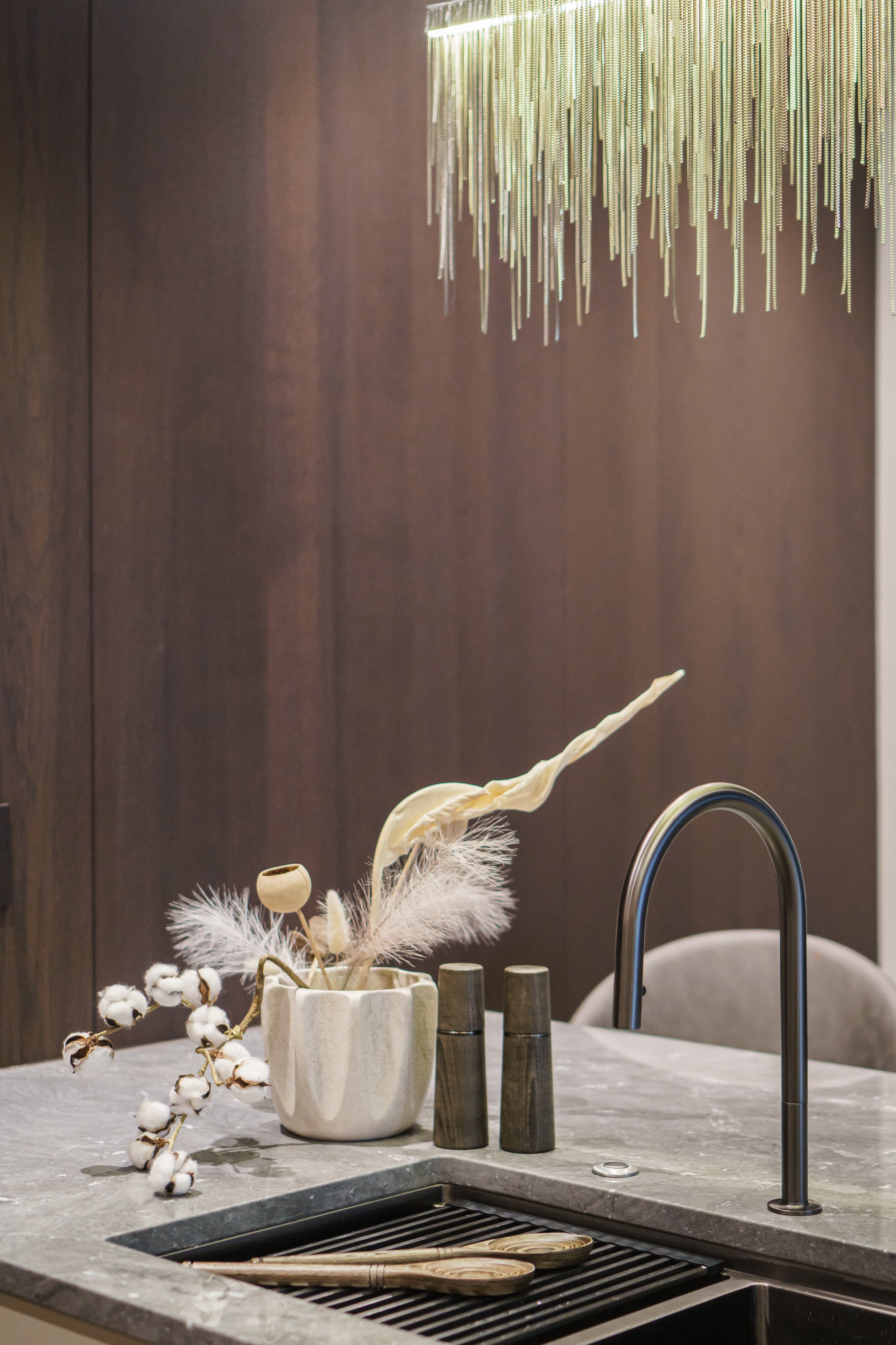 Grifo de cocina desplegable Zeek KF-11GM en bronce